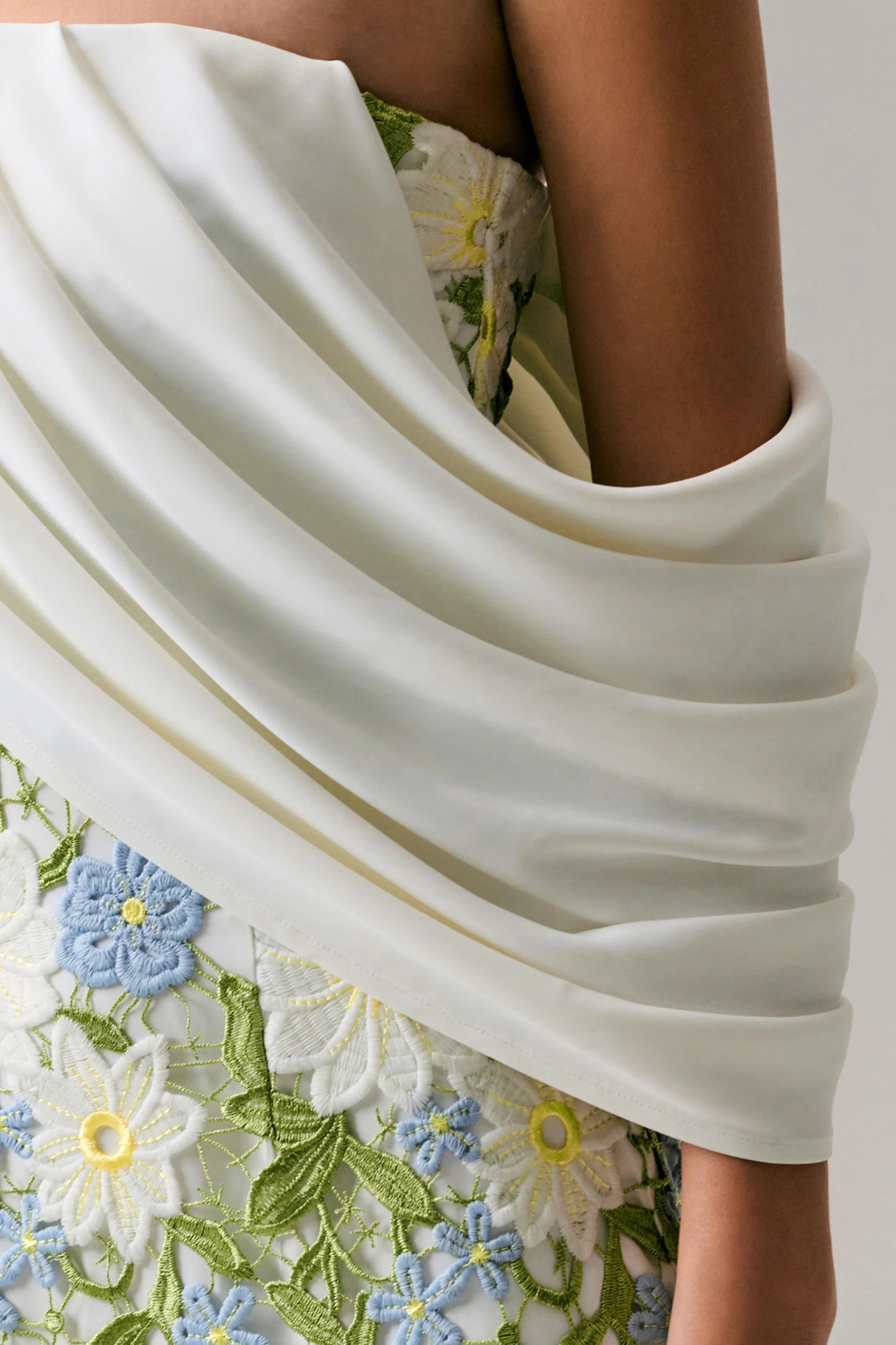 Entitled | Cremefarbenes Bardot-Midikleid mit Blumenmuster und Spitzenbesatz - Image 6