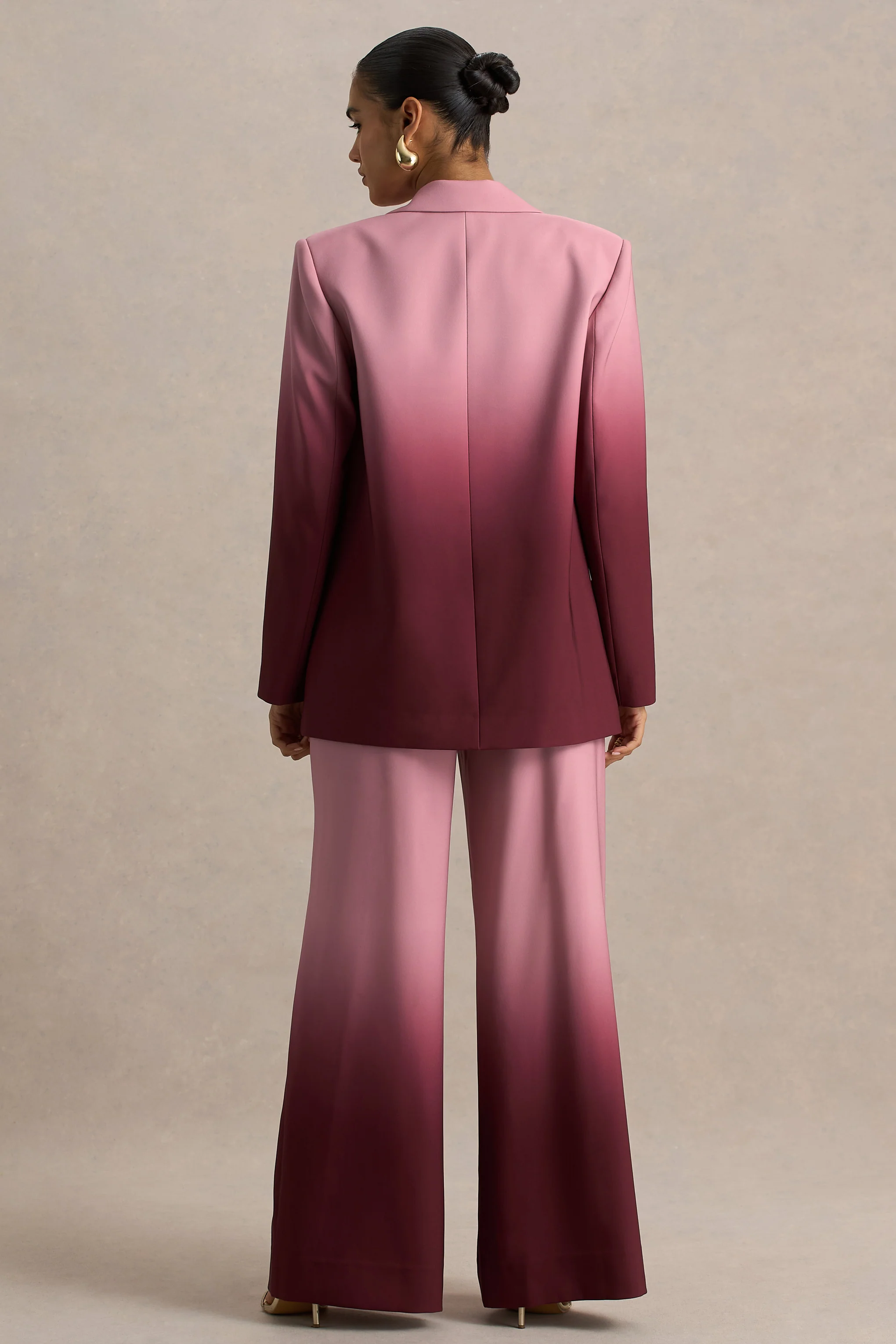 Enya | Satinblazer im Kirsch-Ombre mit tiefem Ausschnitt - Image 2