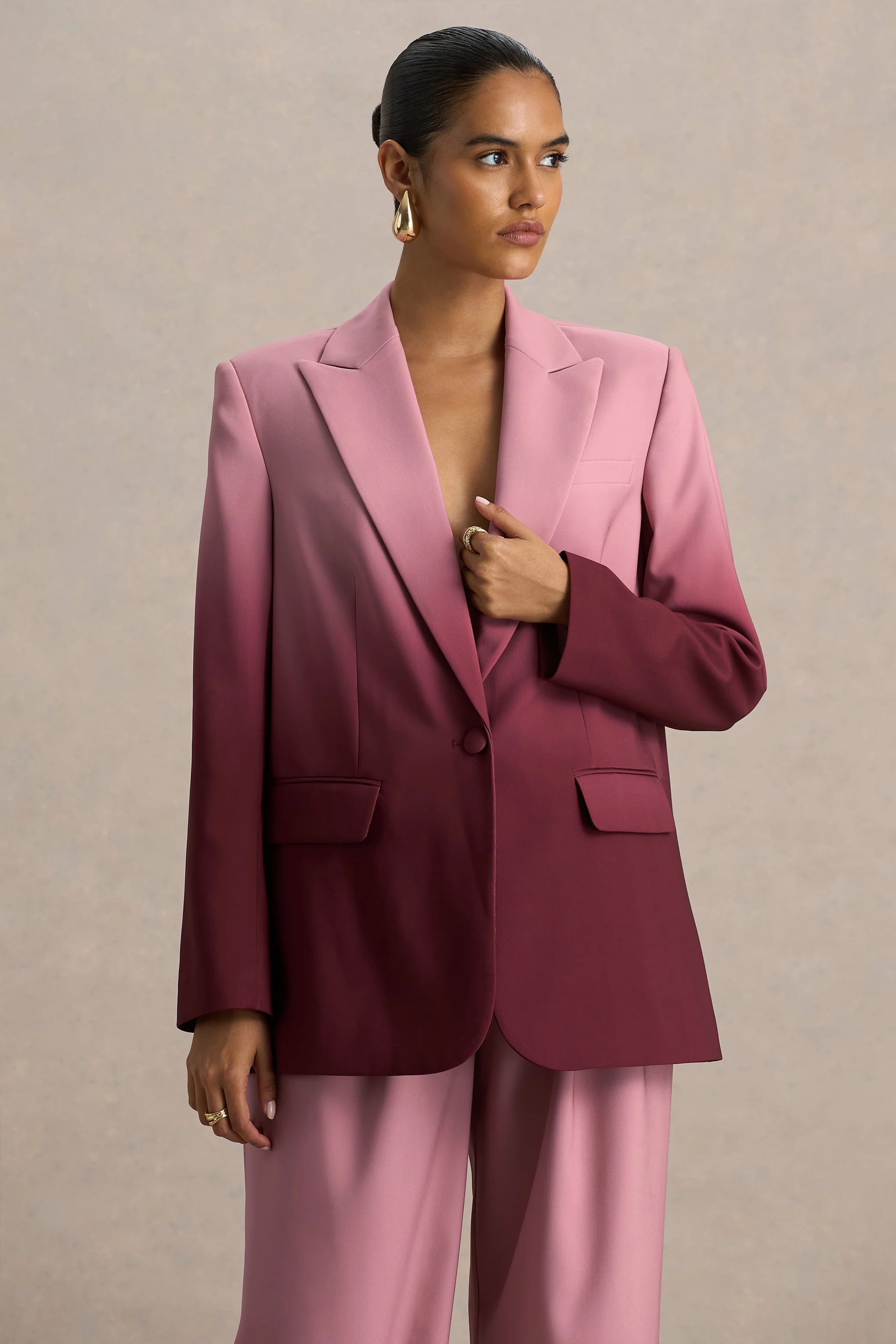 Enya | Satinblazer im Kirsch-Ombre mit tiefem Ausschnitt - Image 7