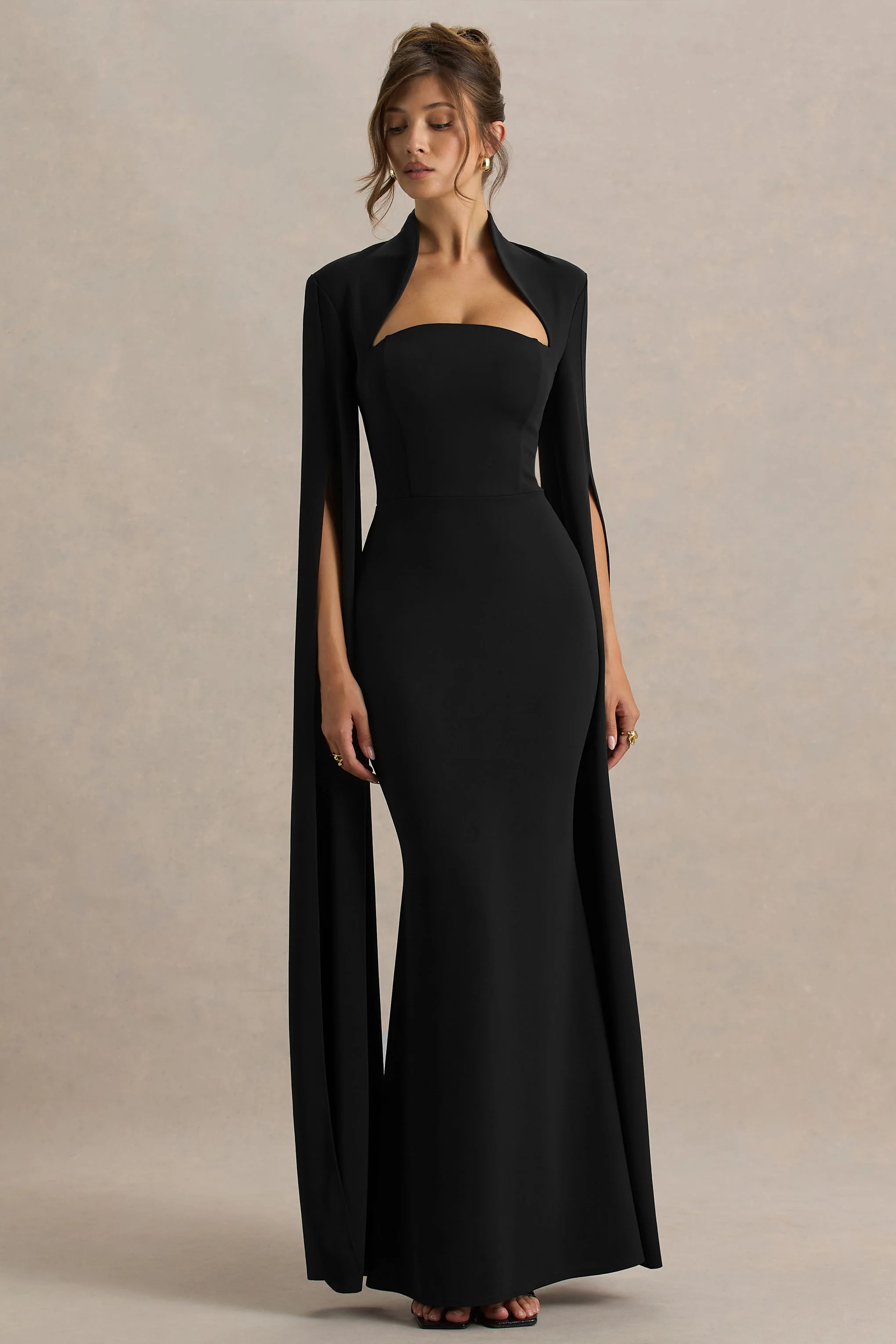 Esme | Schwarzes Maxikleid mit eckigem Ausschnitt und Cape-Ärmeln - Image 5
