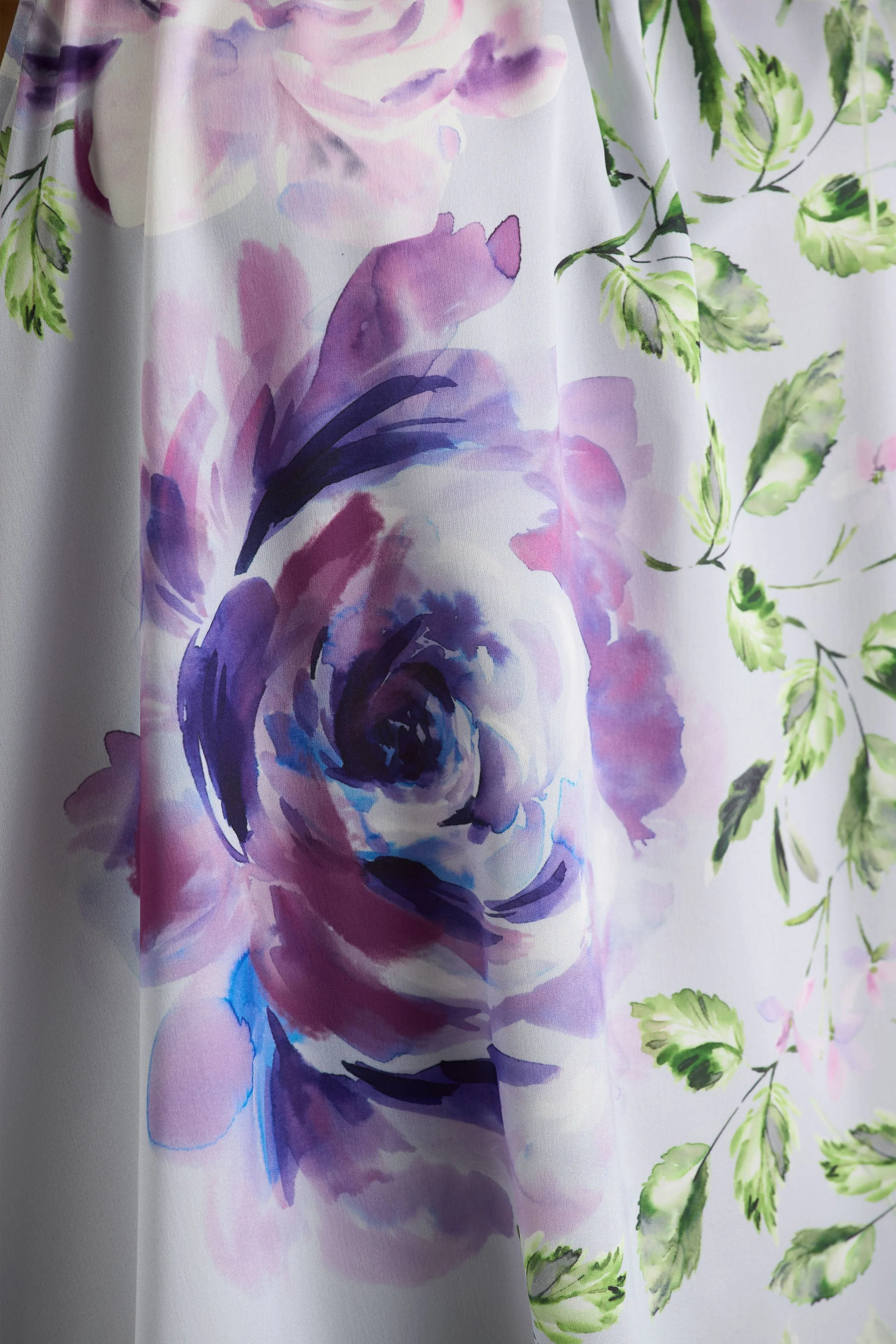 Evita | Puderblaues Kleid mit Rosenmuster, hohem Kragen, A-Linien-Schnitt und Schleife in Minilänge. - Image 6