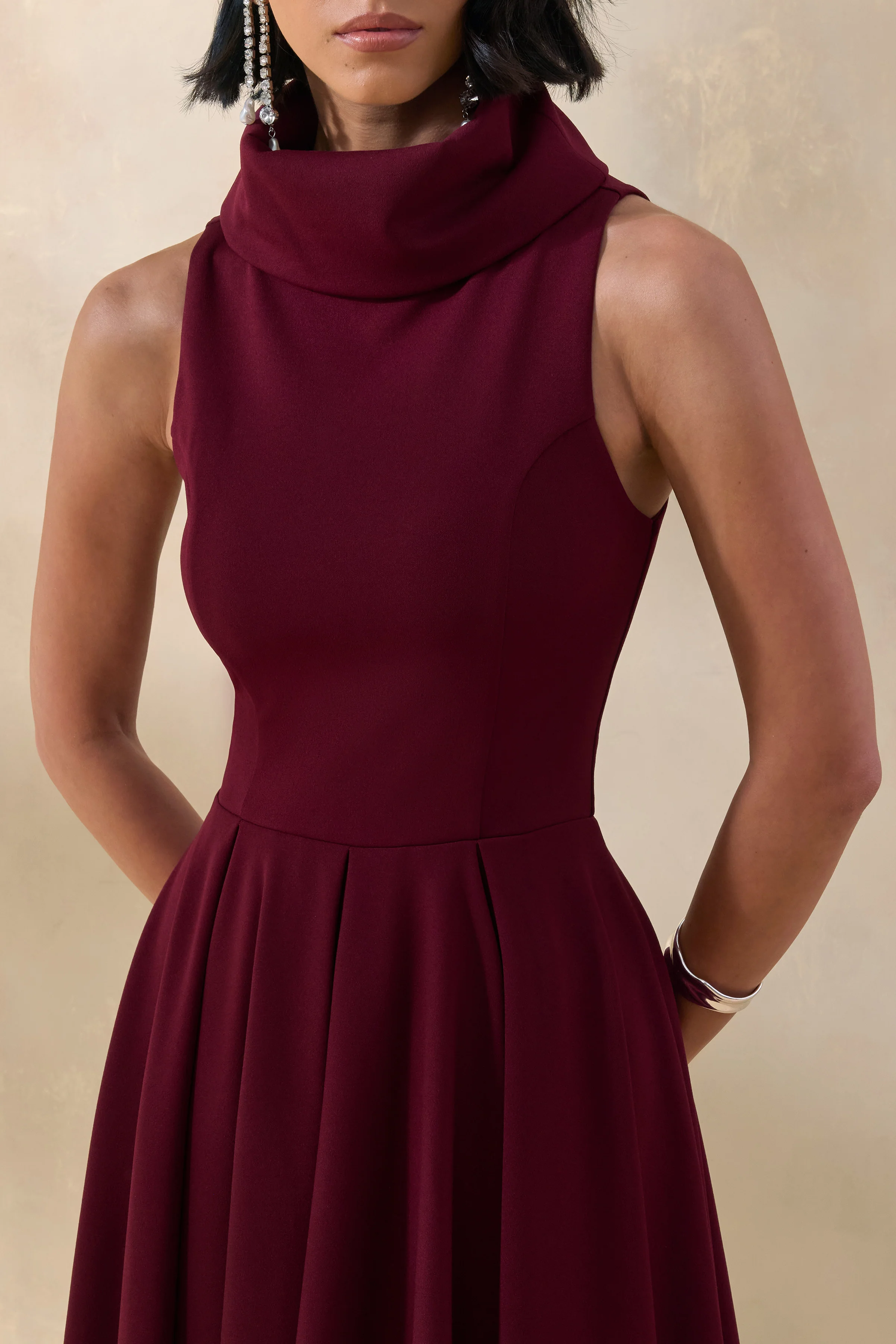 Exclusivity | Burgunderrotes Midikleid mit hohem Ausschnitt - Image 3