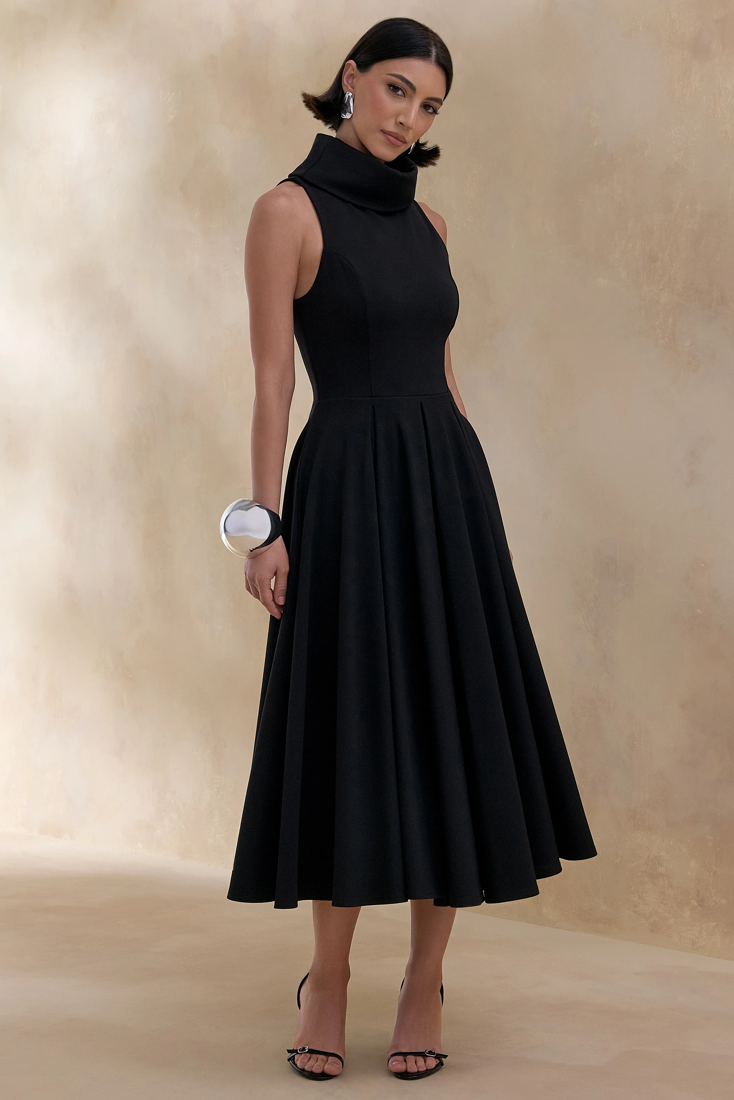 Exclusivity | Schwarzes Midikleid mit hohem Ausschnitt - Image 4