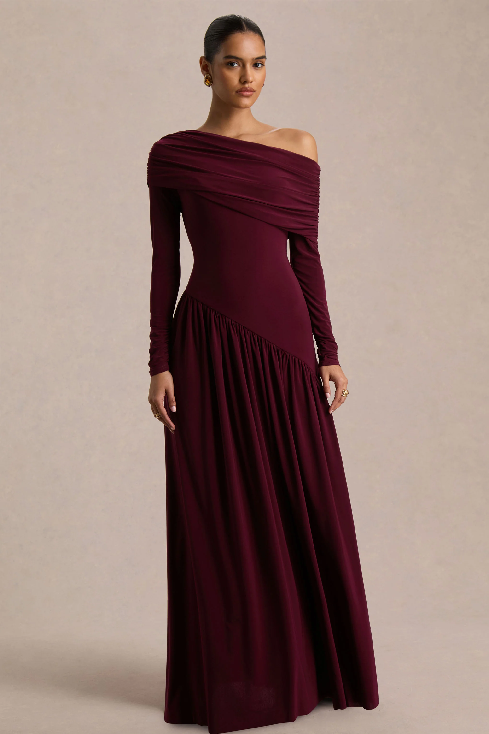 Farah | Burgunderfarbenes Maxikleid mit hohem Ausschnitt, tiefer Taille und Raffungsdetails - Image 4