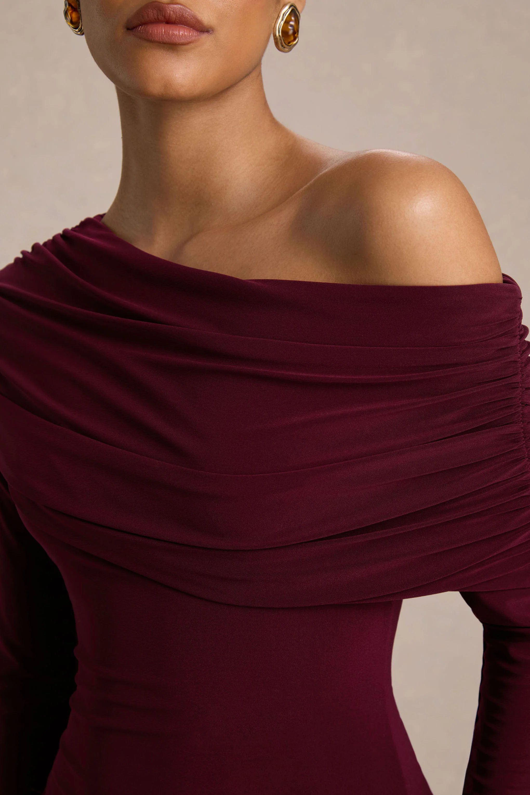 Farah | Burgunderfarbenes Maxikleid mit hohem Ausschnitt, tiefer Taille und Raffungsdetails - Image 6