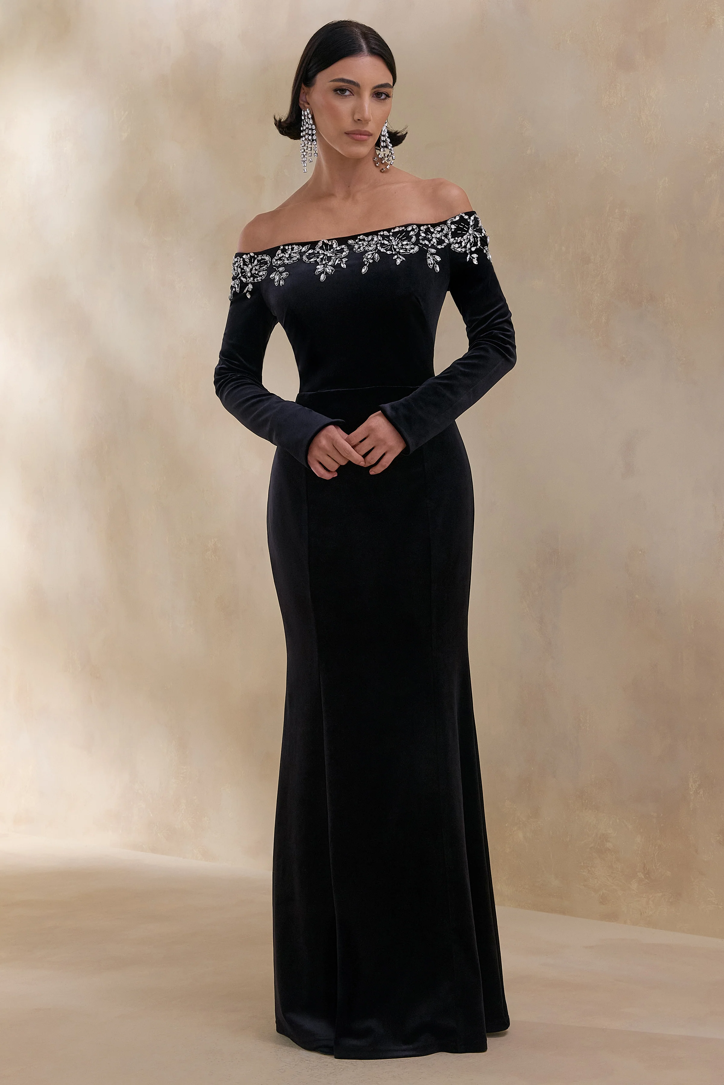Fern | Schwarzes Maxikleid aus Samt mit verziertem Bardot-Ausschnitt - Image 5