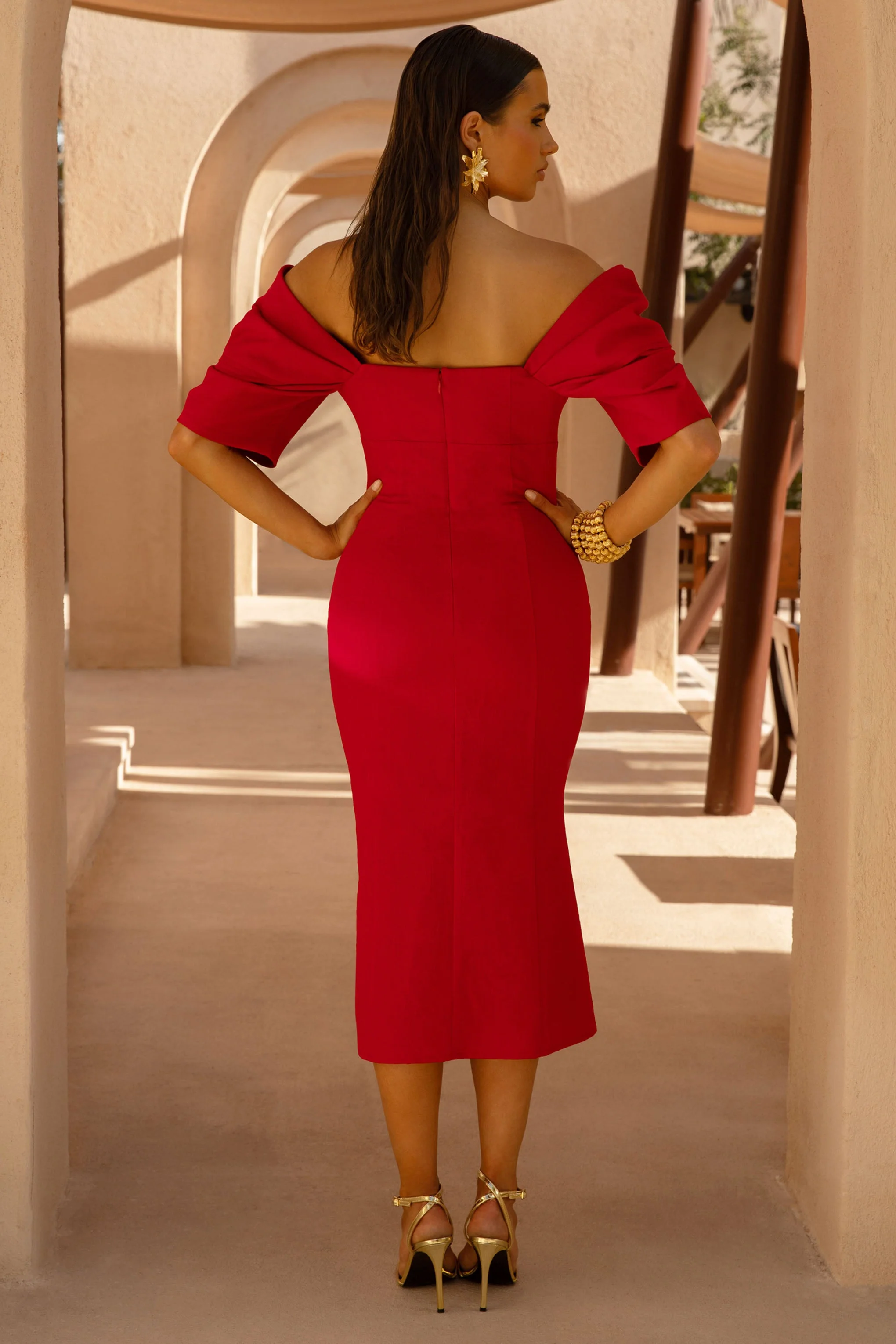 Fiona | Rotes Midikleid mit tiefem Ausschnitt und Schlitz - Image 3