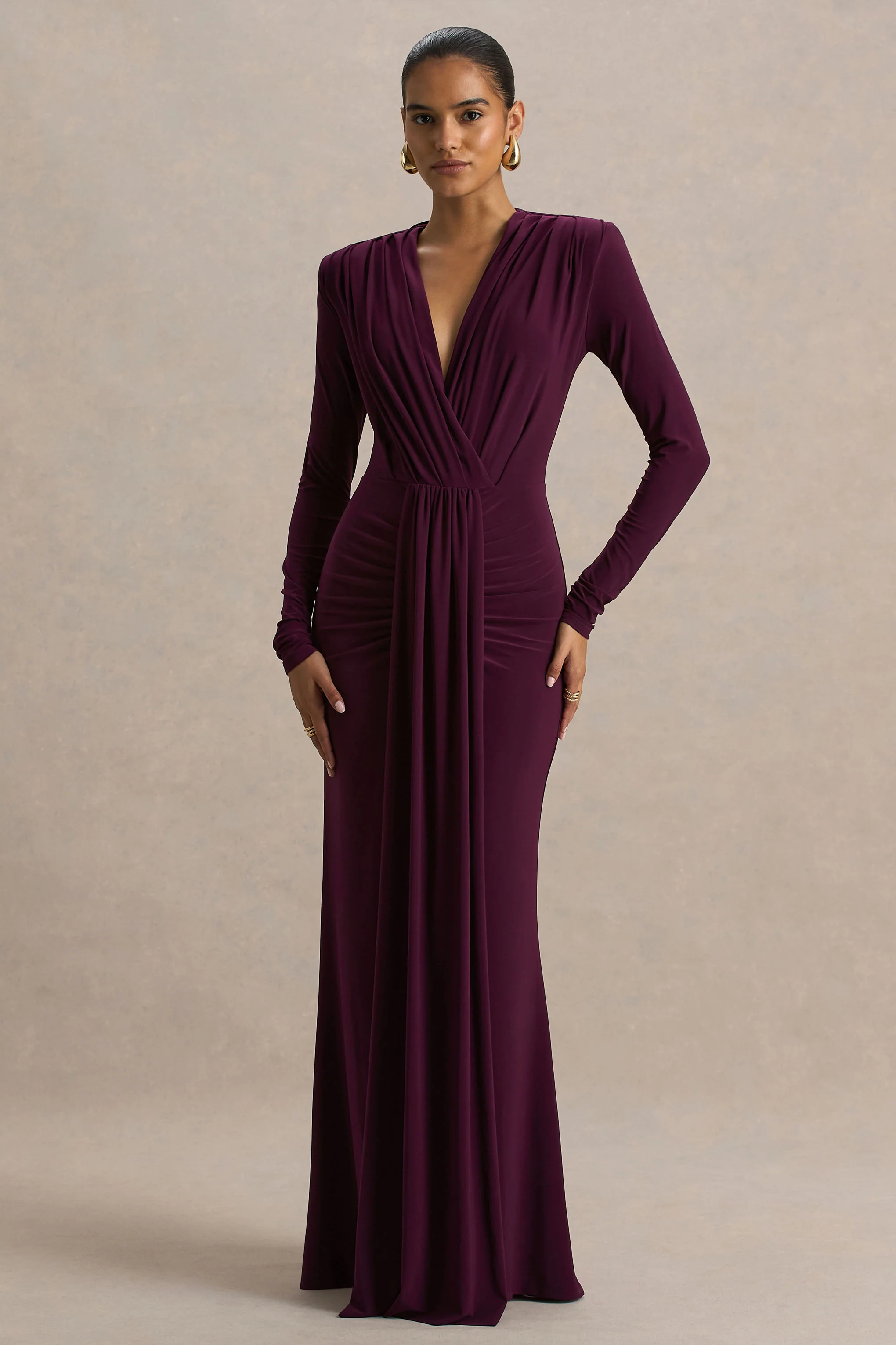 Flashy | Burgunderfarbenes Maxikleid mit tiefem Ausschnitt und Raffung. - Image 5