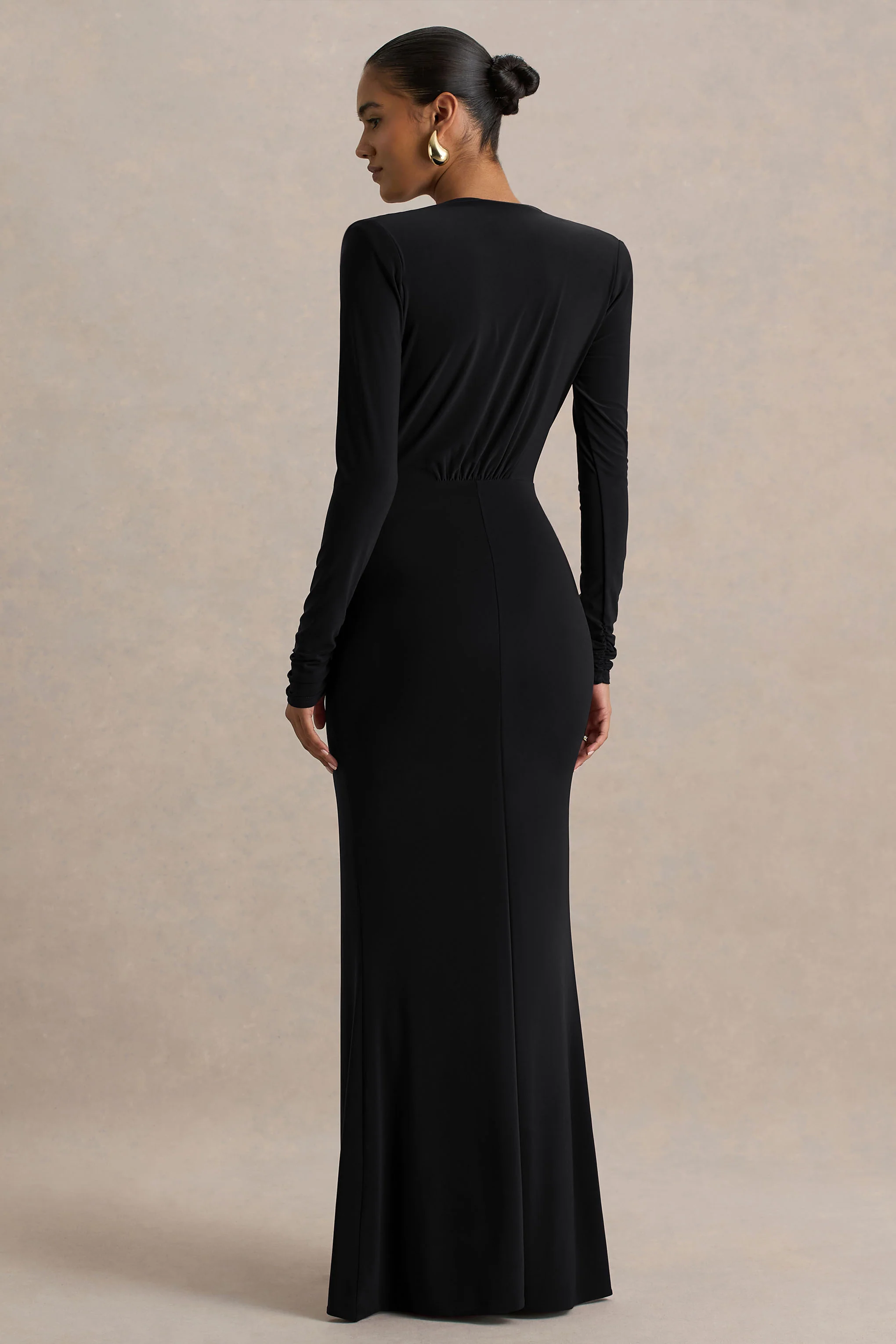 Flashy | Schwarzes Maxikleid mit tiefem Ausschnitt und Raffungen - Image 2