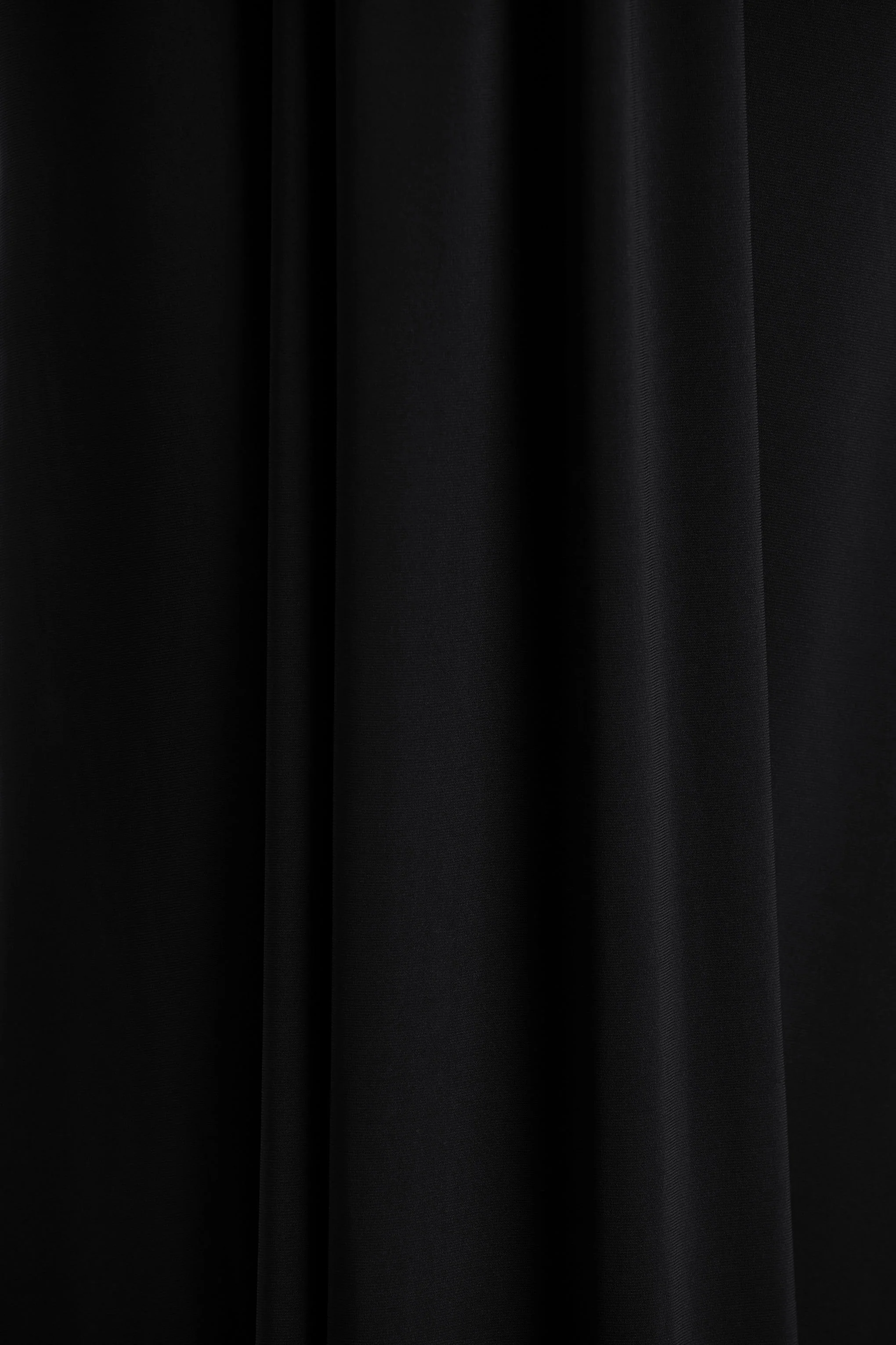 Flashy | Schwarzes Maxikleid mit tiefem Ausschnitt und Raffungen - Image 6