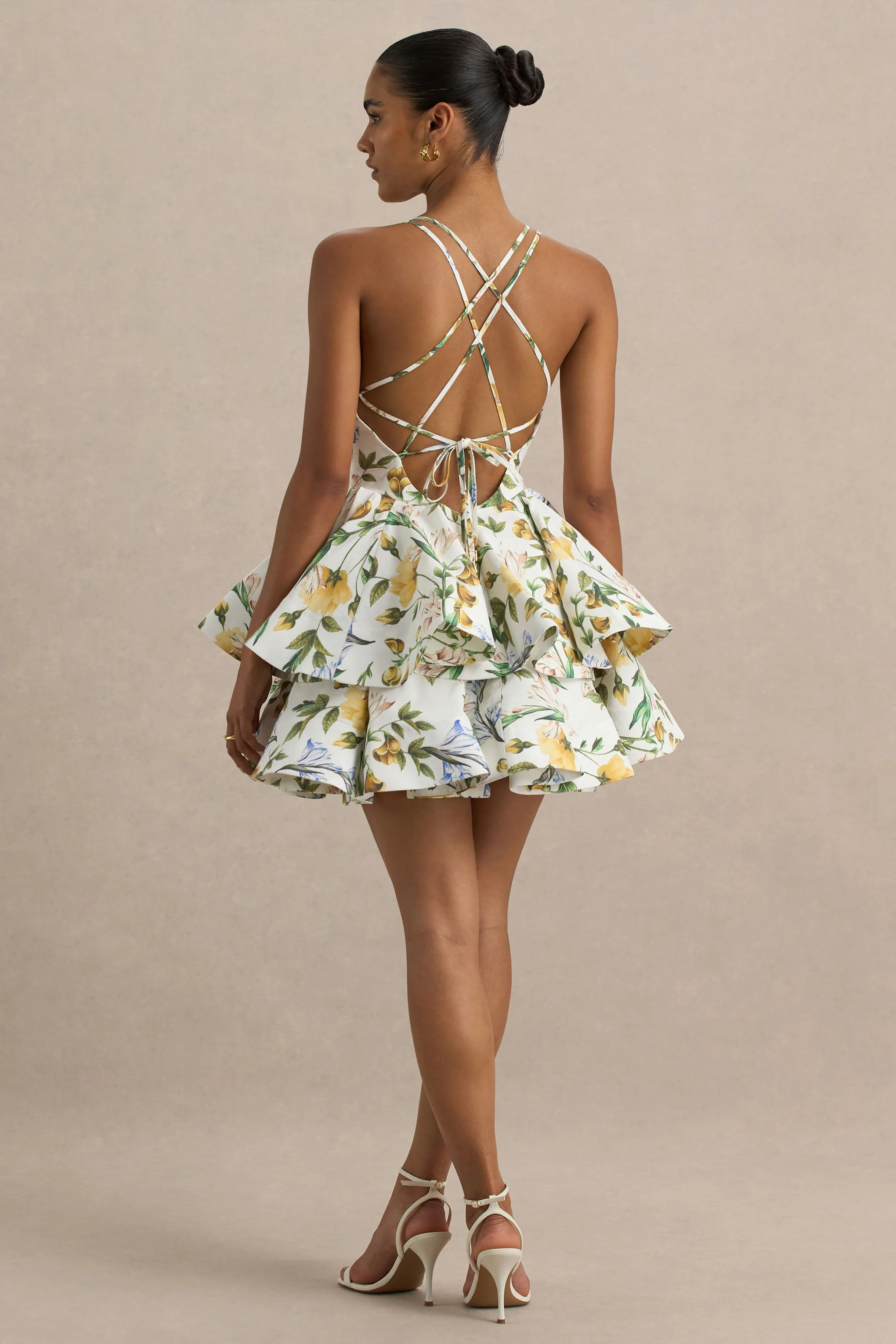 Flavia | Weißes Minikleid im Leinenlook mit Zitronenblumen-Print und gerafftem Skater-Rock - Image 2