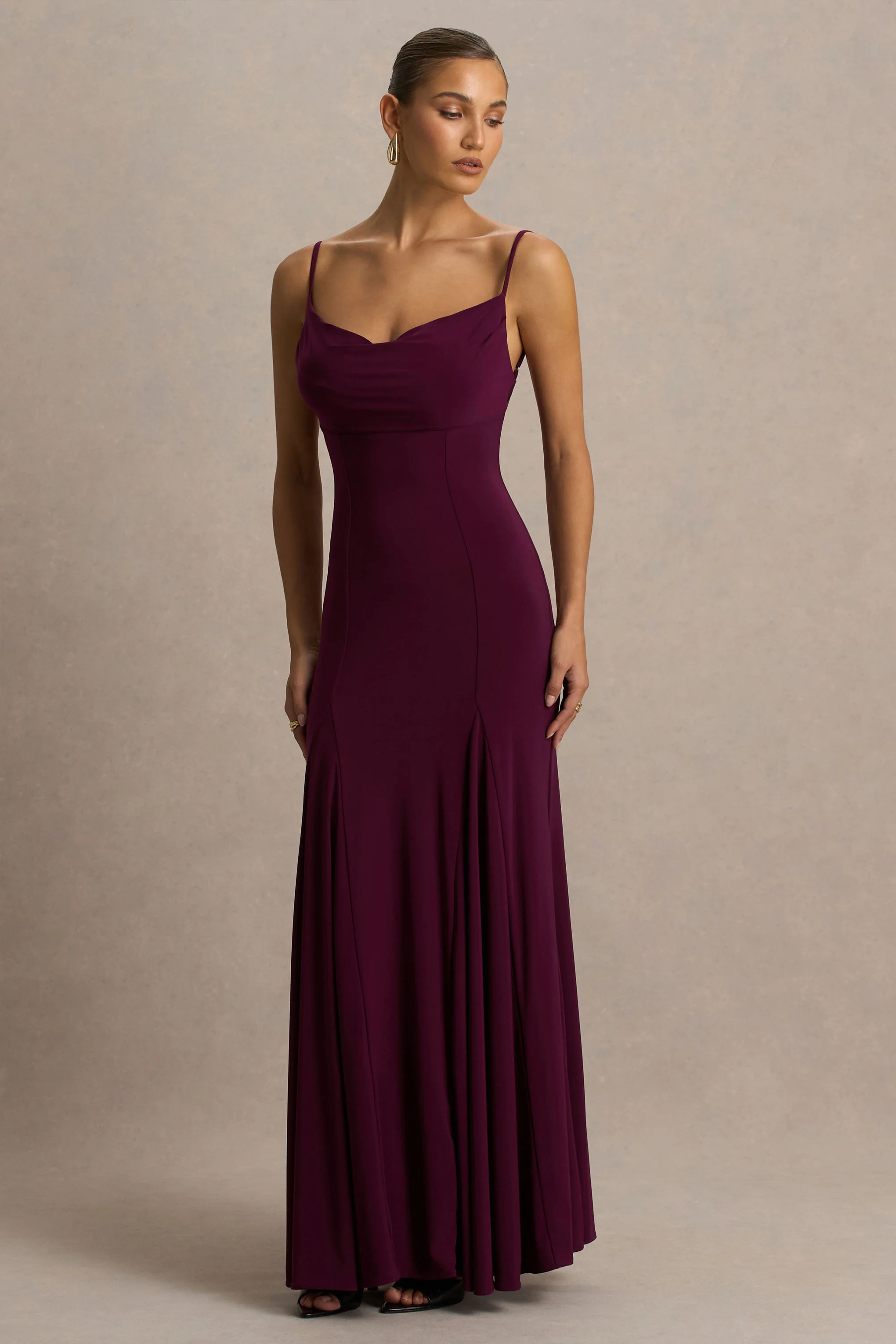 Gabbie | Burgunderfarbenes Maxikleid mit Wasserfallausschnitt und Mesh-Rückendetail - Image 3