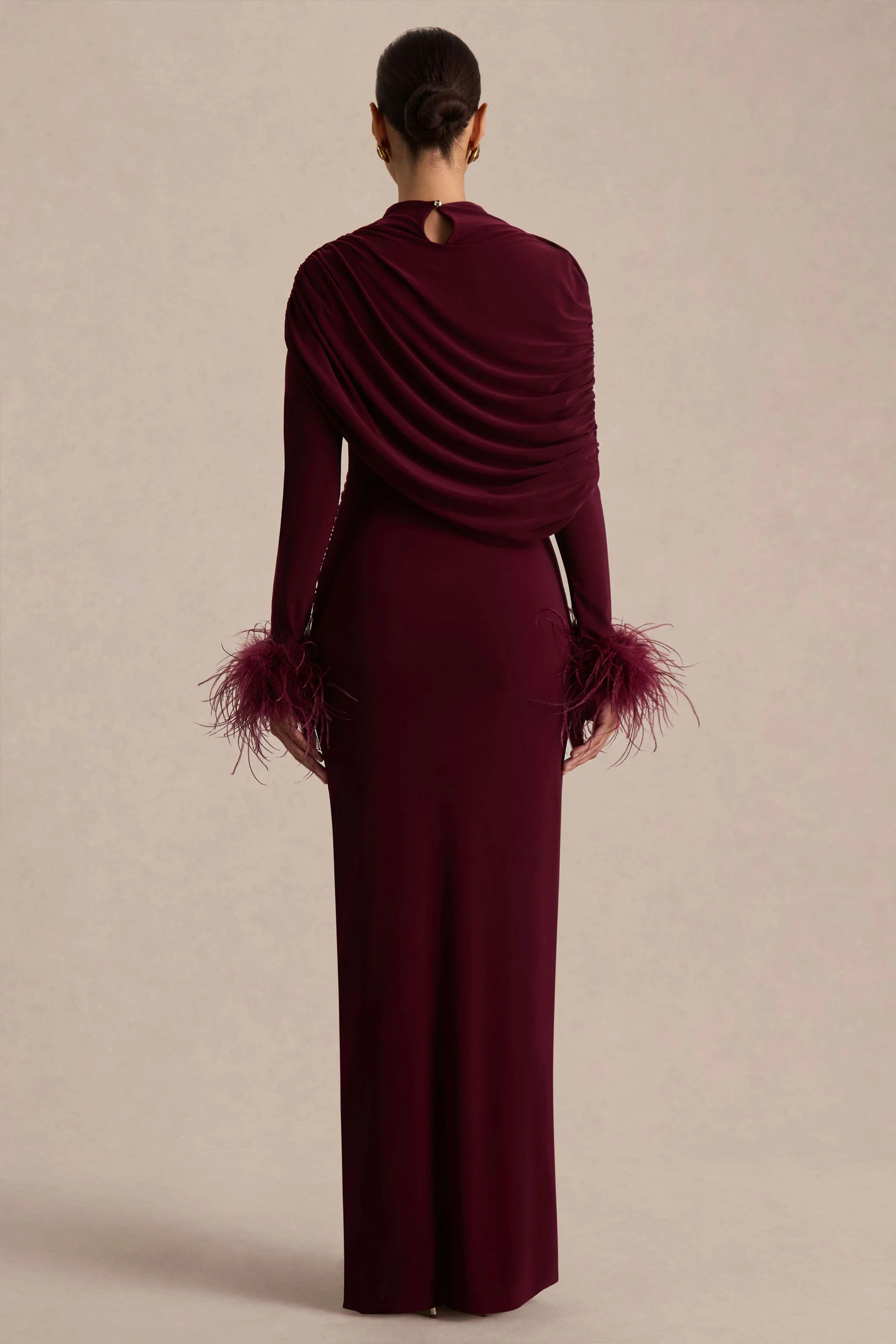 Gatsby | Bordeauxfarbenes Maxikleid mit hohem Ausschnitt und Feder-Details an den Manschetten - Image 2