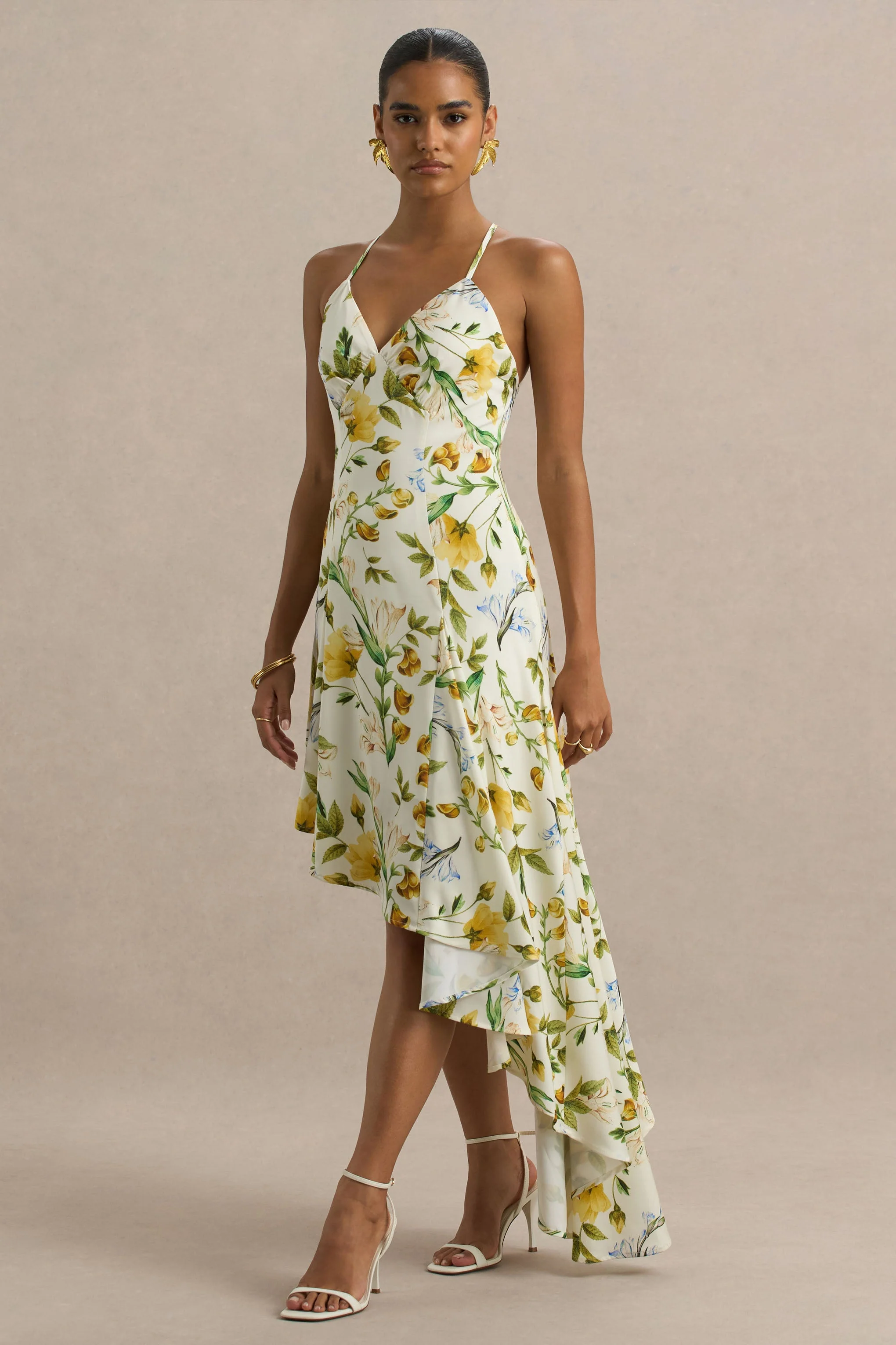 Glint | Weißes Maxikleid aus Satin mit Zitronenblumen-Print, tiefem V-Ausschnitt und asymmetrischem Saum - Image 5
