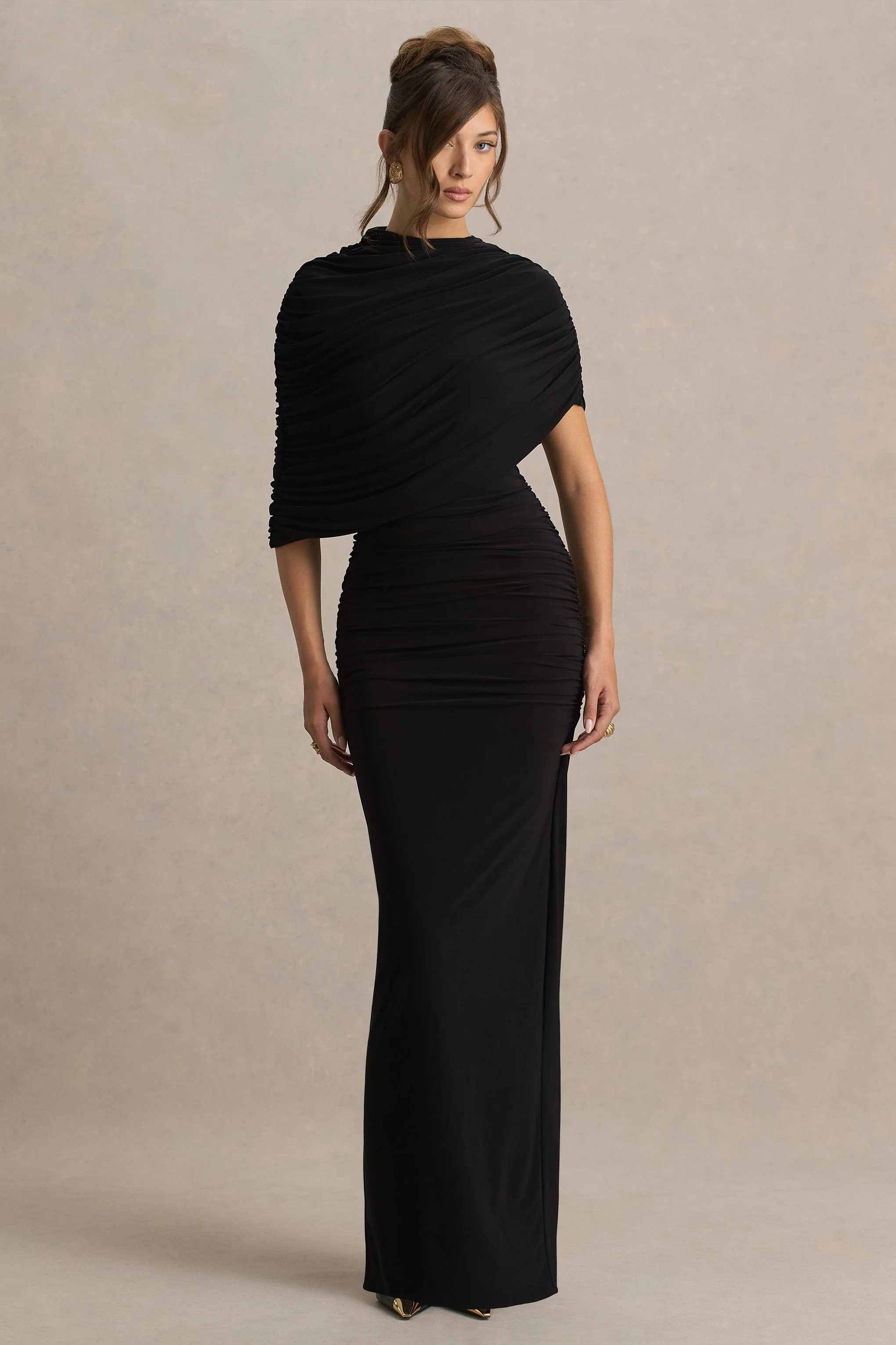 Glitz | Schwarzes Maxikleid mit hohem Kragen, Cape-Ärmeln und Raffung. - Image 2