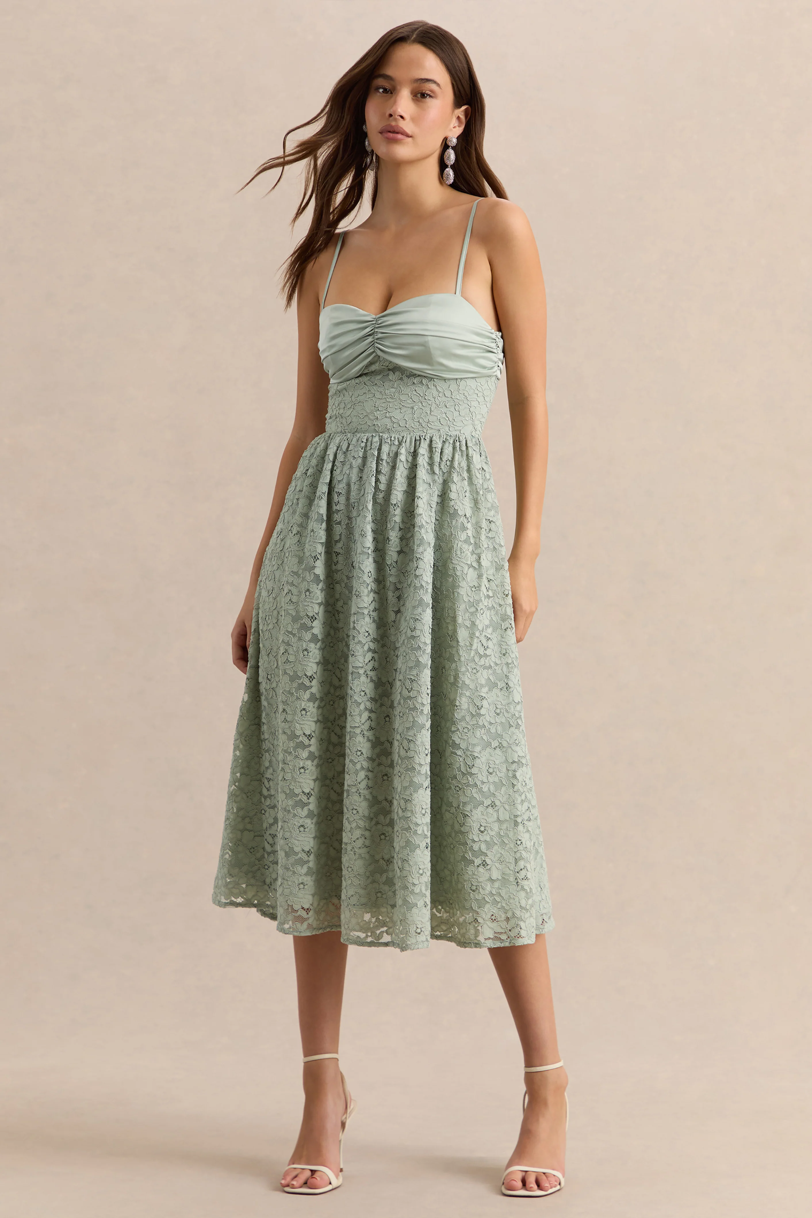 Gloriana | Salbeifarbenes Midikleid aus Spitze mit herzförmigem Ausschnitt - Image 6