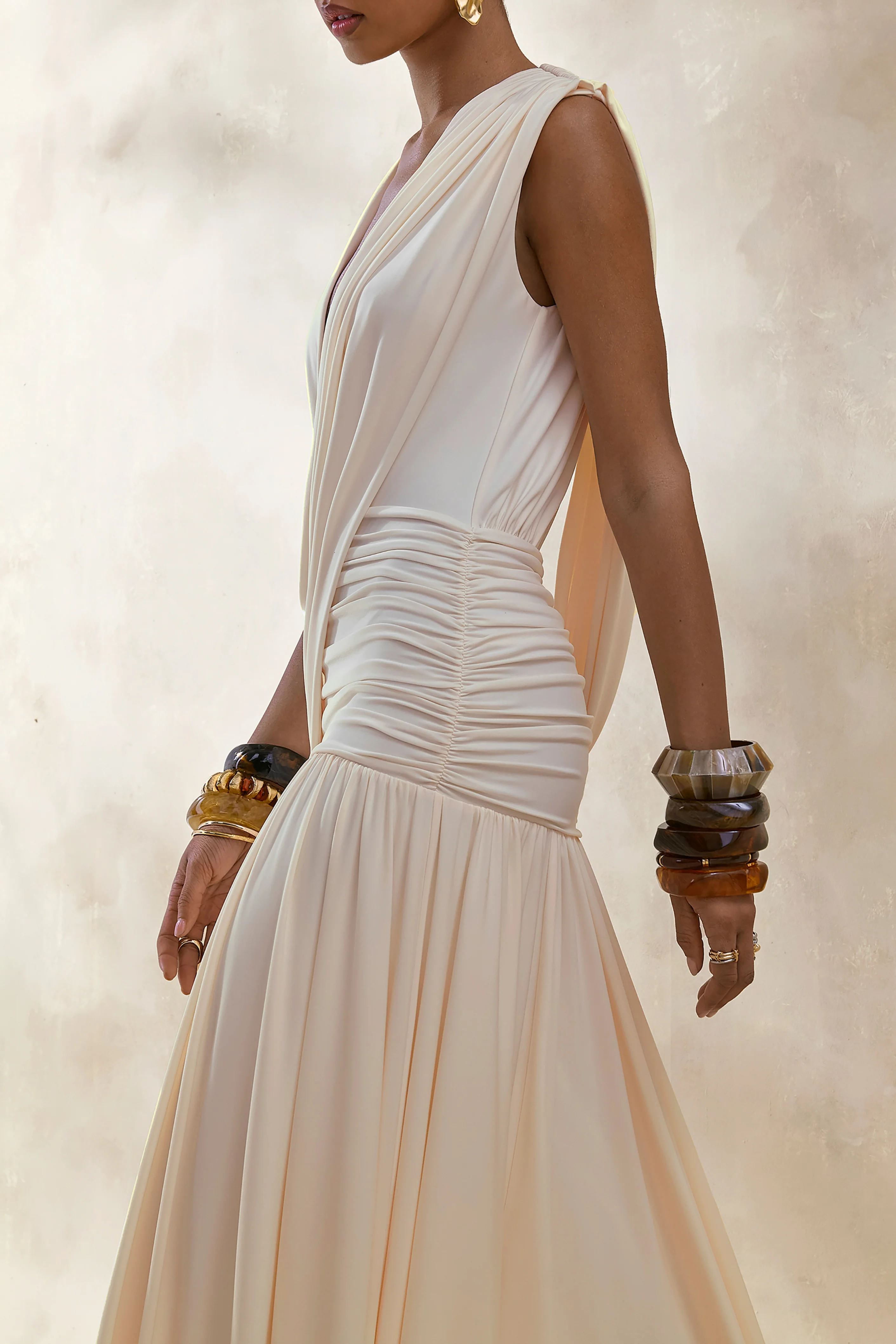 Glorina | Cremefarbenes Maxikleid mit tiefem Ausschnitt und drapierten Details - Image 3