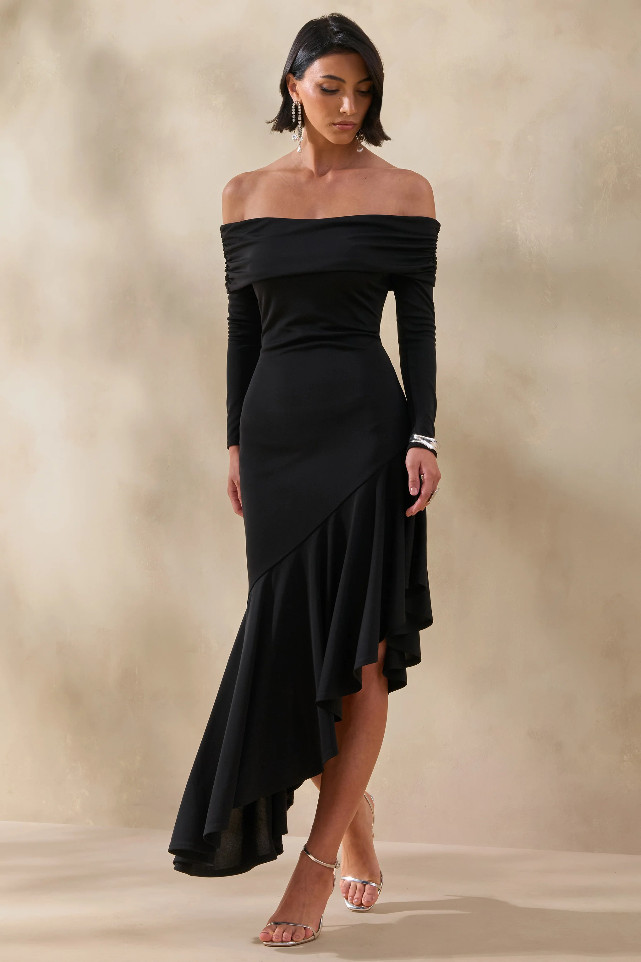 Goldara | Schwarzes Maxikleid mit Bardot-Ausschnitt und asymmetrischem Rüschen-Saum - Image 4