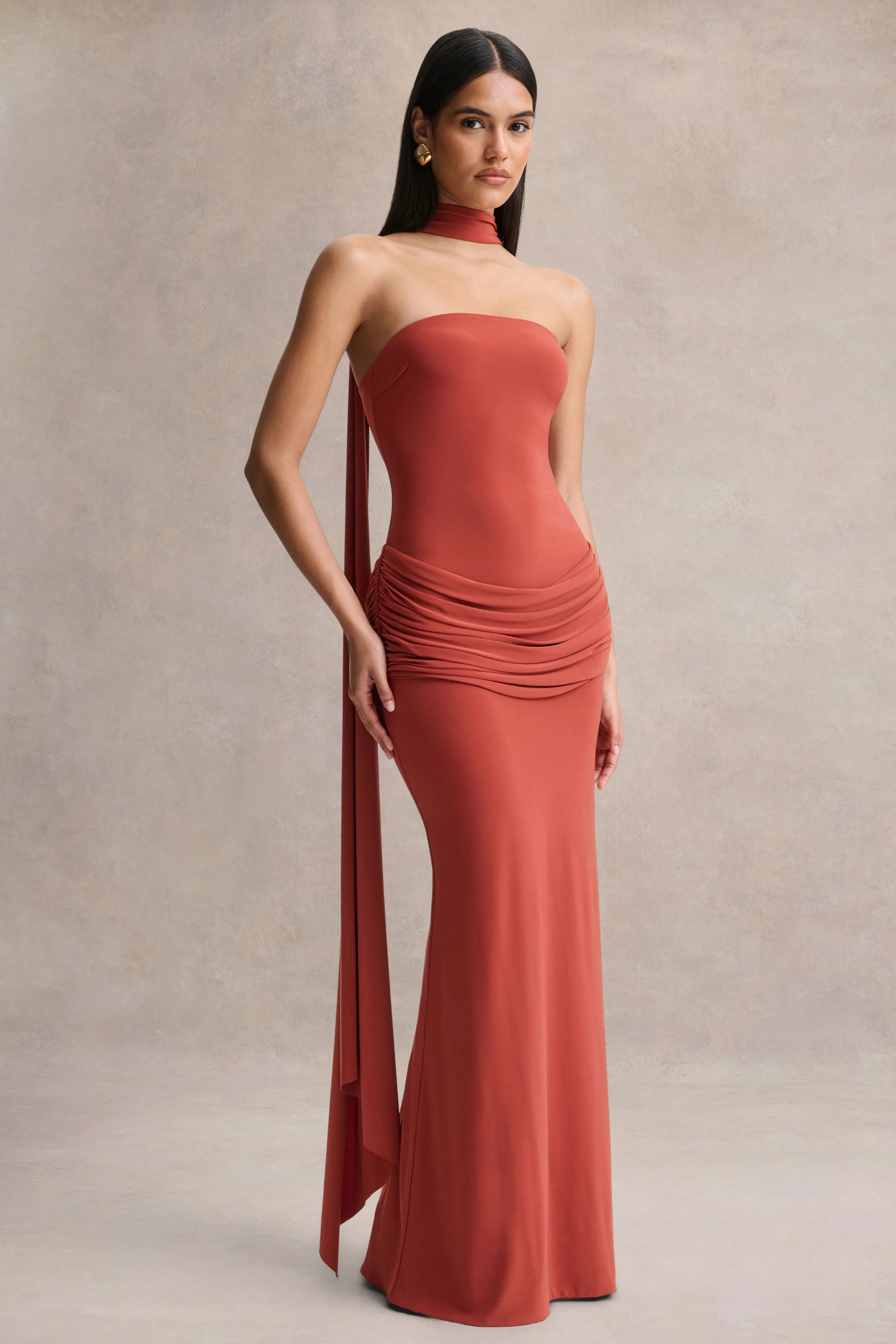 Graciella | Rostfarbenes Bandeau-Maxikleid mit drapiertem Design und Schal-Detail - Image 4