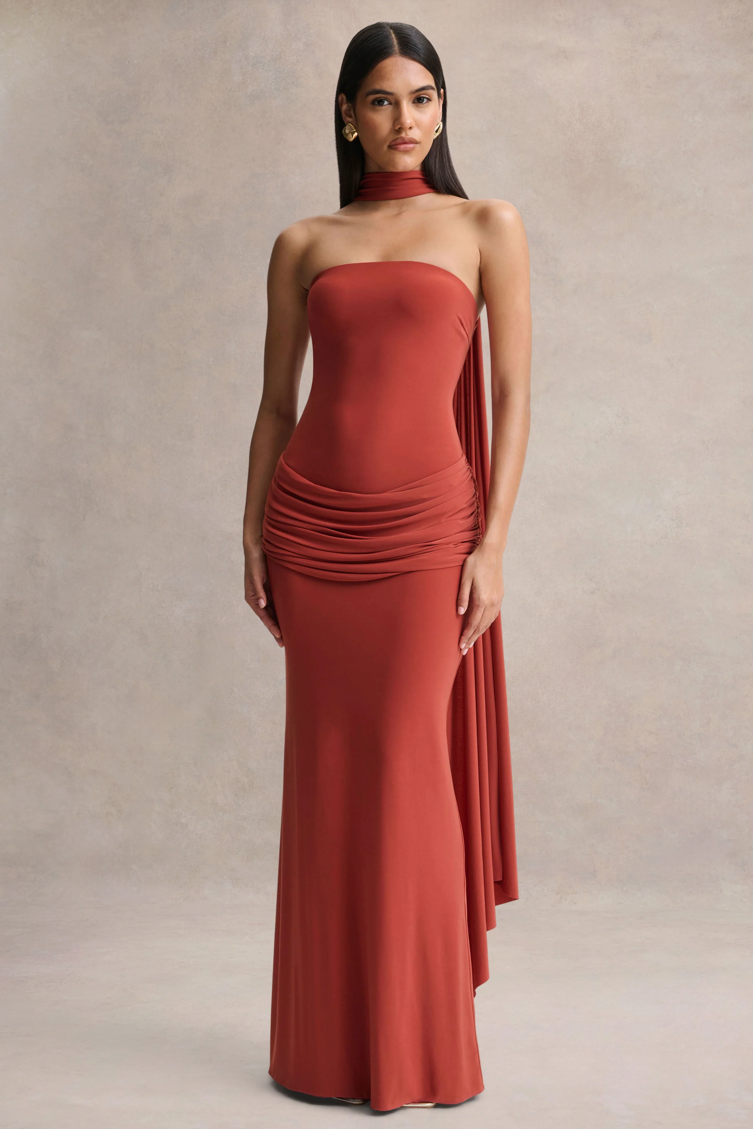 Graciella | Rostfarbenes Bandeau-Maxikleid mit drapiertem Design und Schal-Detail - Image 6