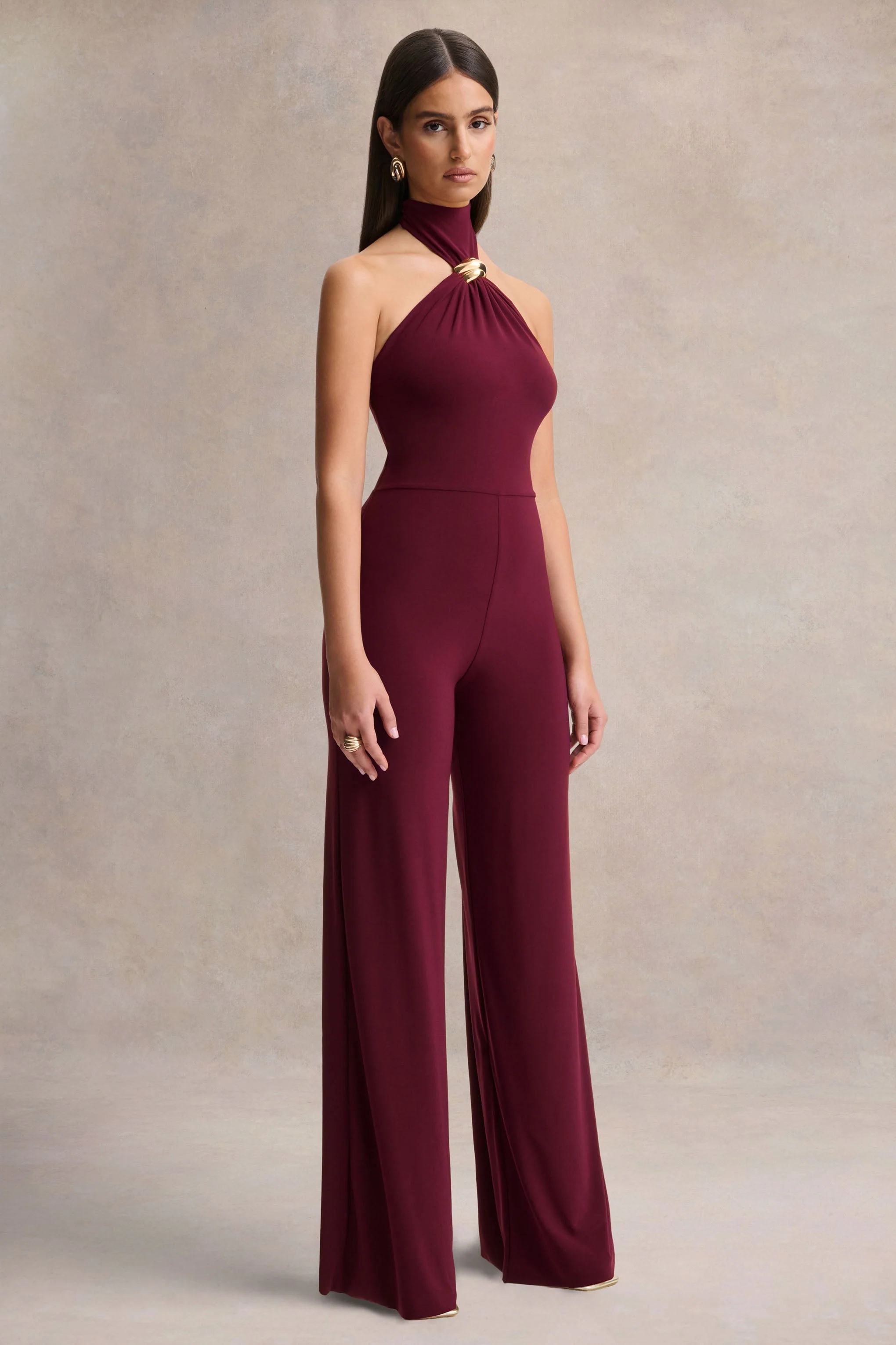 Gwen | Burgunderroter Jumpsuit mit hohem Ausschnitt und goldenem Detail - Image 7