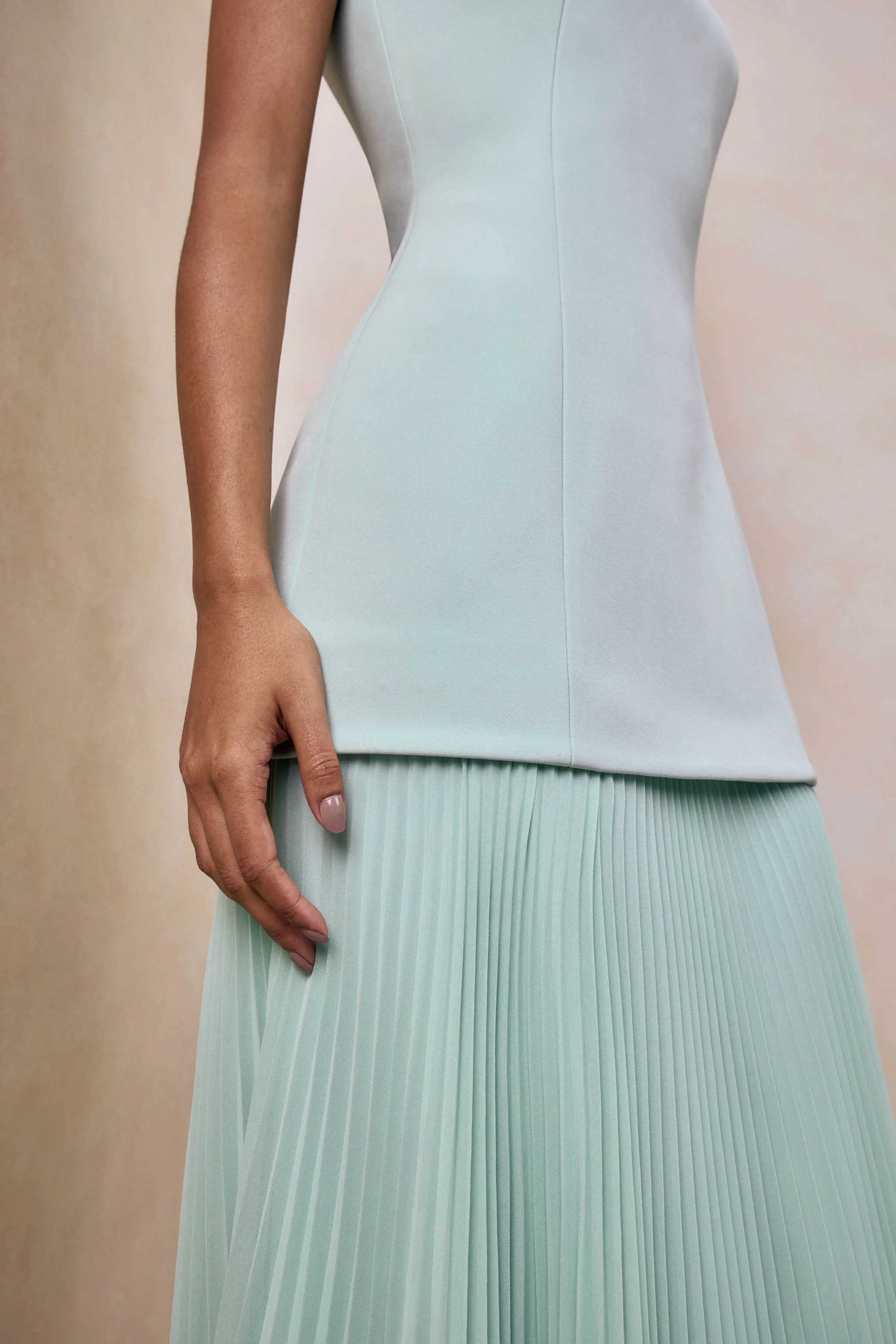 Hadley | Salbeigrünes Maxikleid mit U-Boot-Ausschnitt und tief angesetzter Taille - Image 6