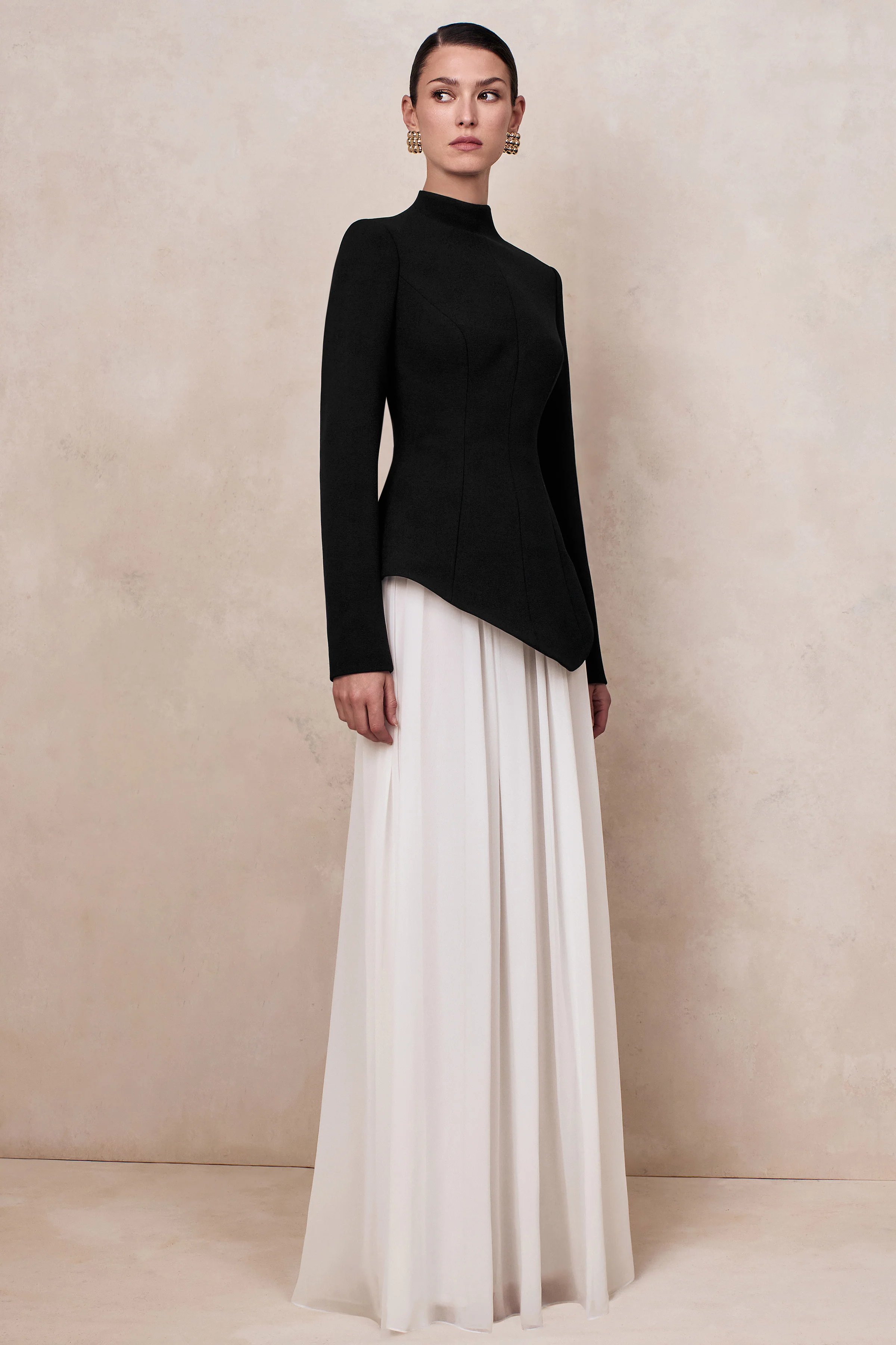 Halma | Schwarz-weißes Maxikleid mit hohem Ausschnitt und tief angesetzter Taille - Image 4