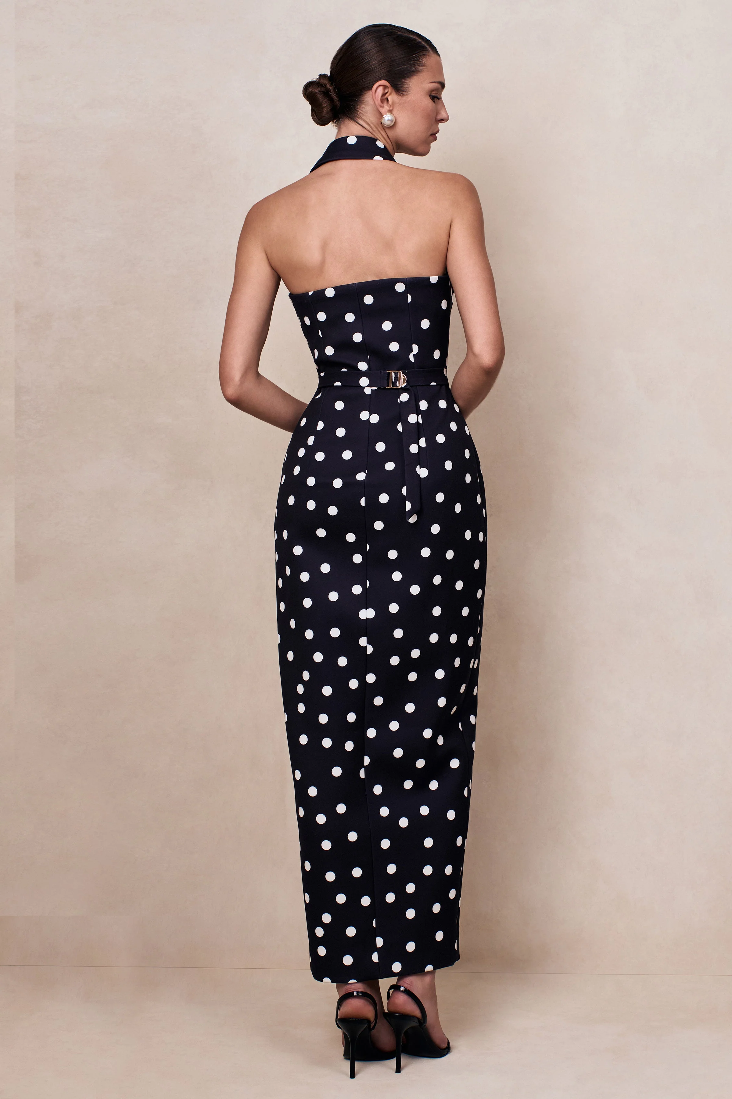 Hana | Schwarz-weißes Maxikleid mit Polka-Dot-Muster, tiefem Ausschnitt und Kragendetail - Image 2