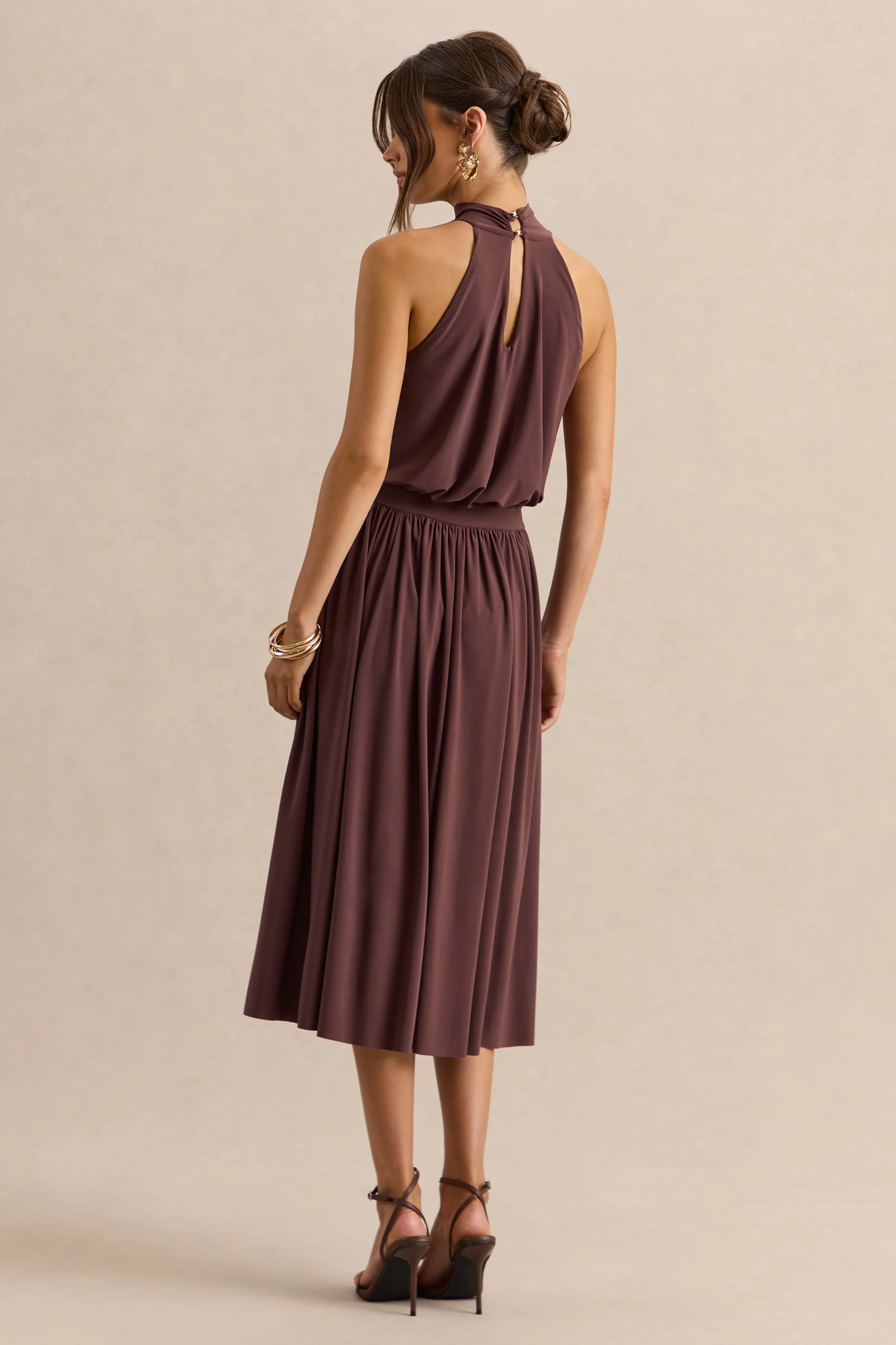 Hedira | Braunes Midikleid mit hohem Ausschnitt - Image 2
