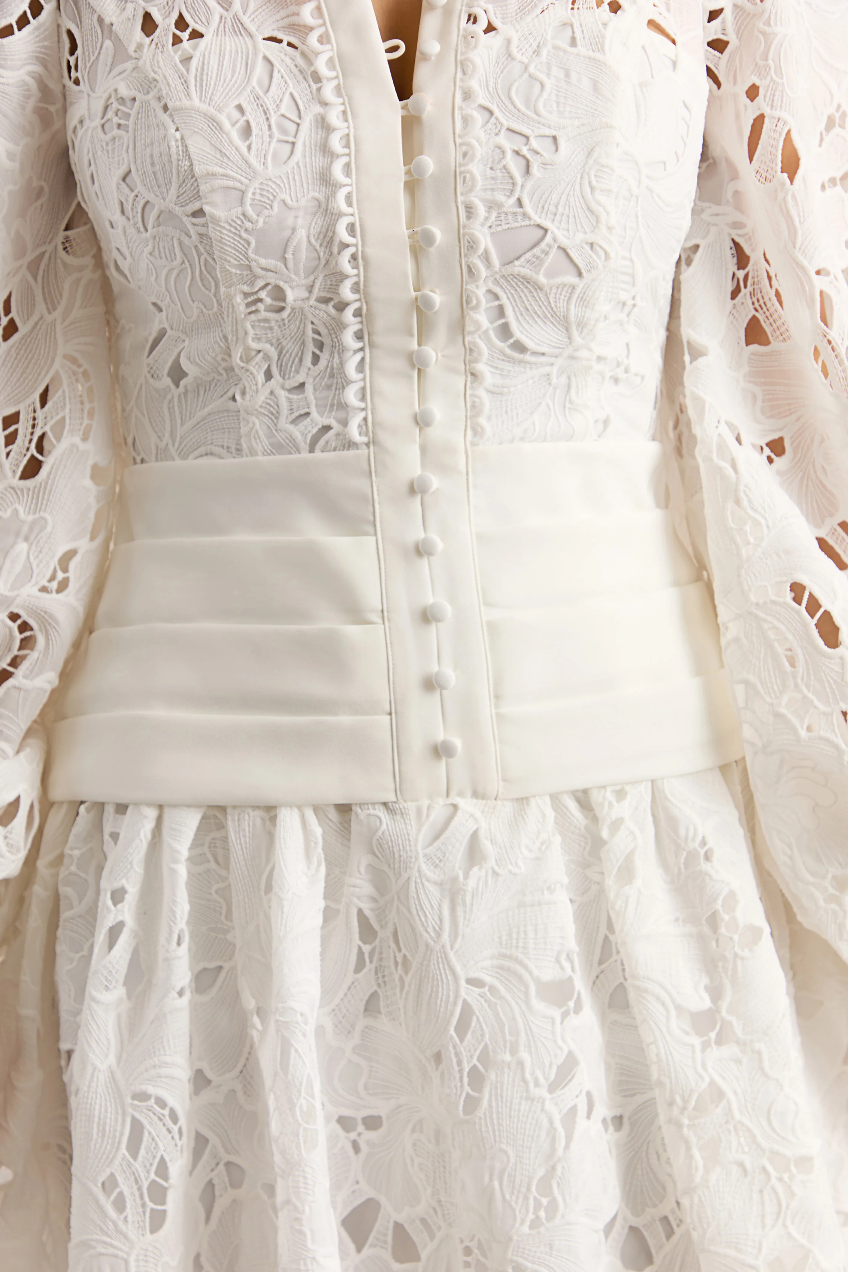 Helena | Weißes Minikleid aus Crêpe mit Rundhalsausschnitt, Puffärmeln und ausgestelltem Rock - Image 10