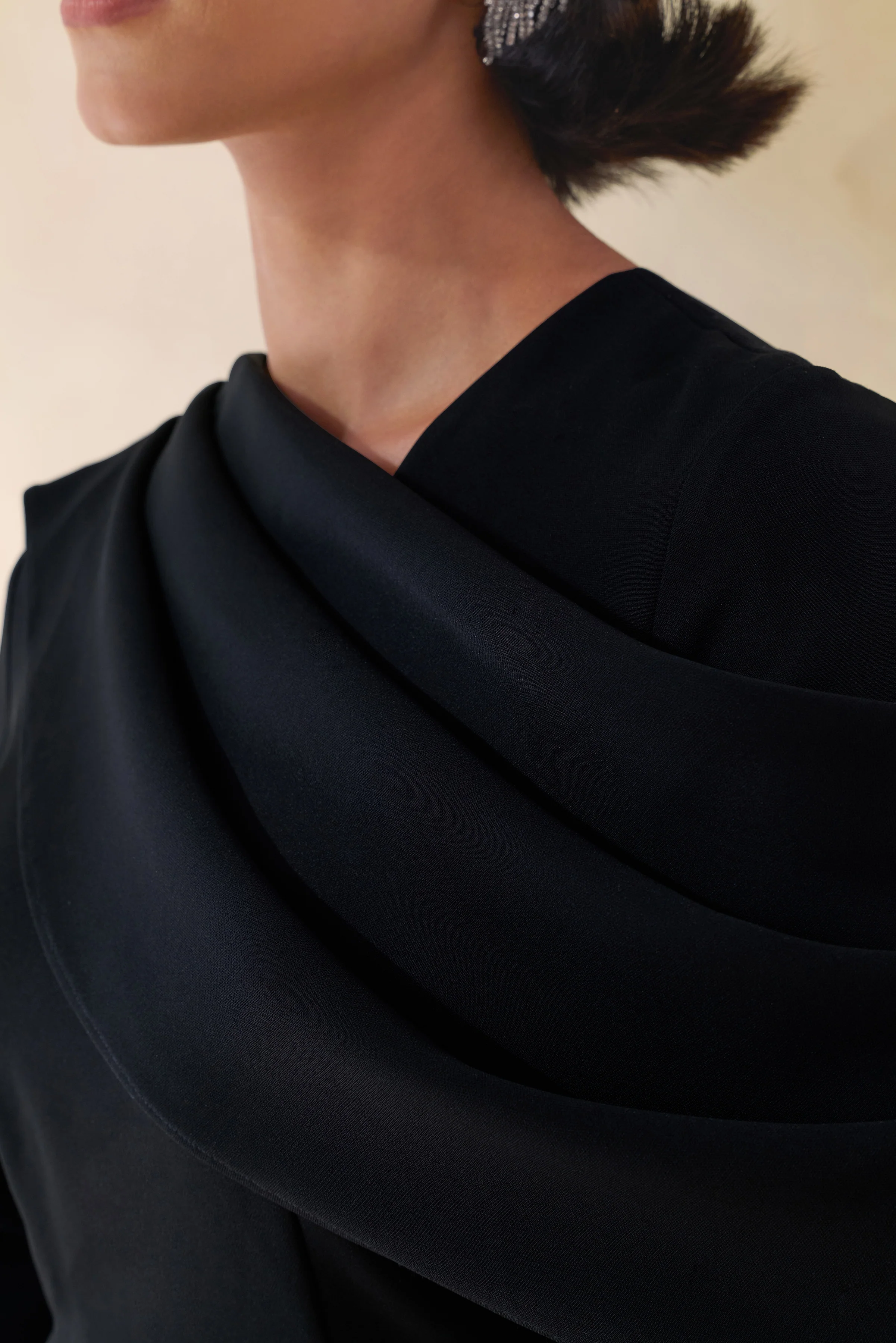 Heliora | Schwarzes Maxikleid aus Crêpe mit V-Ausschnitt und Schärpe - Image 14
