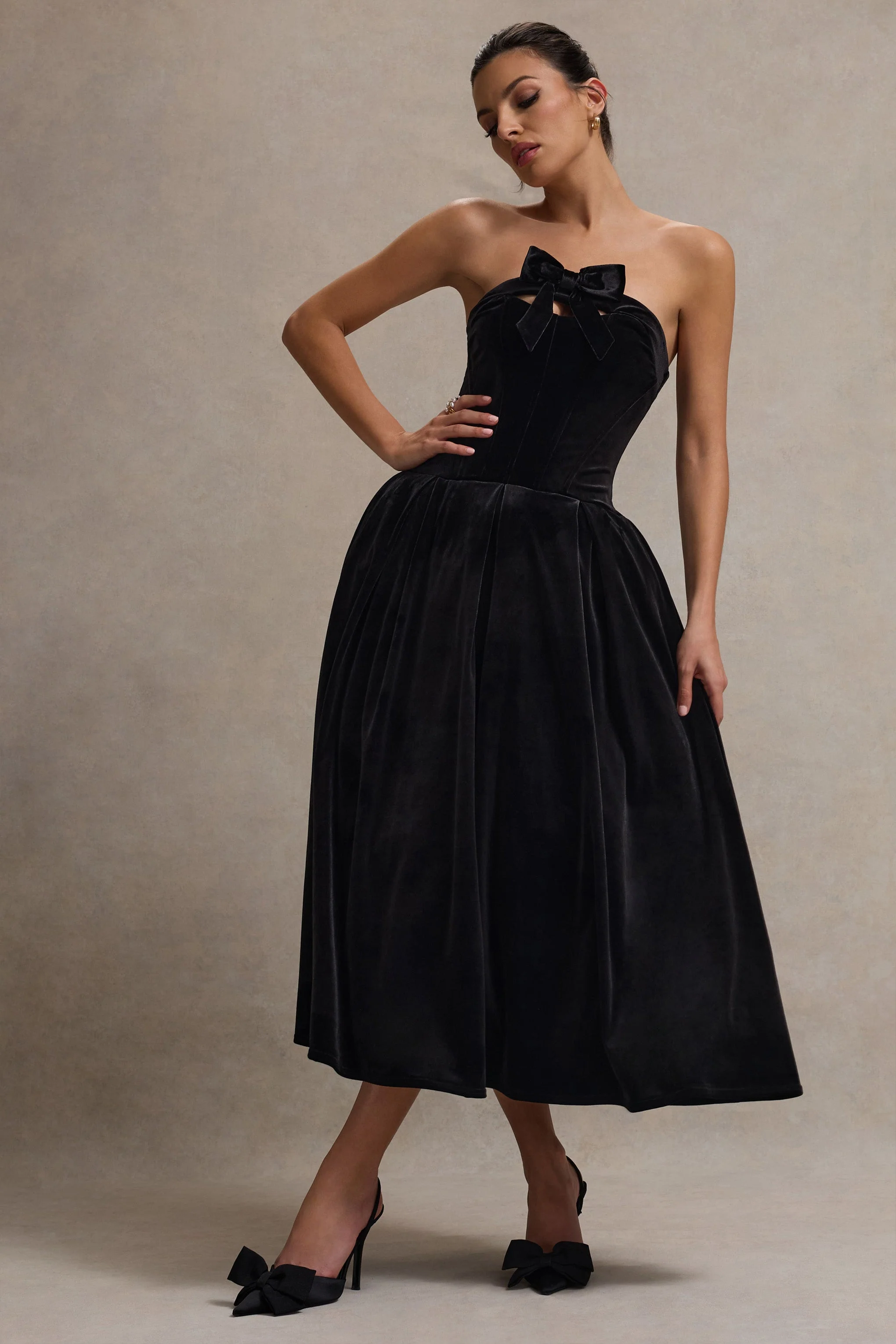 Hepburn | Schwarzes Samt-Bandeau-Midikleid mit Schleife - Image 8