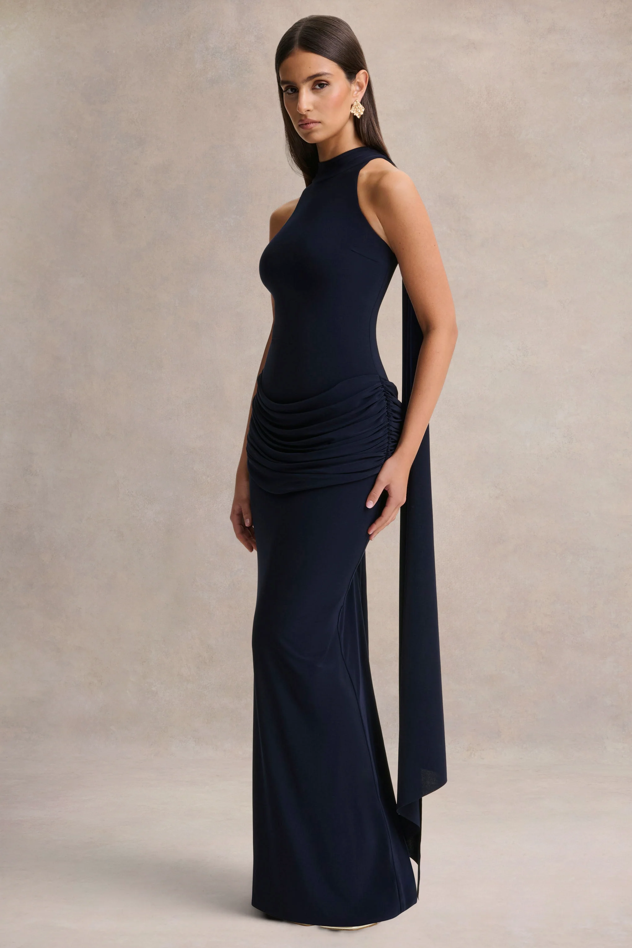 Hesperia | Marineblaues Maxikleid mit hohem Ausschnitt, Drapierung und Schal-Detail - Image 3