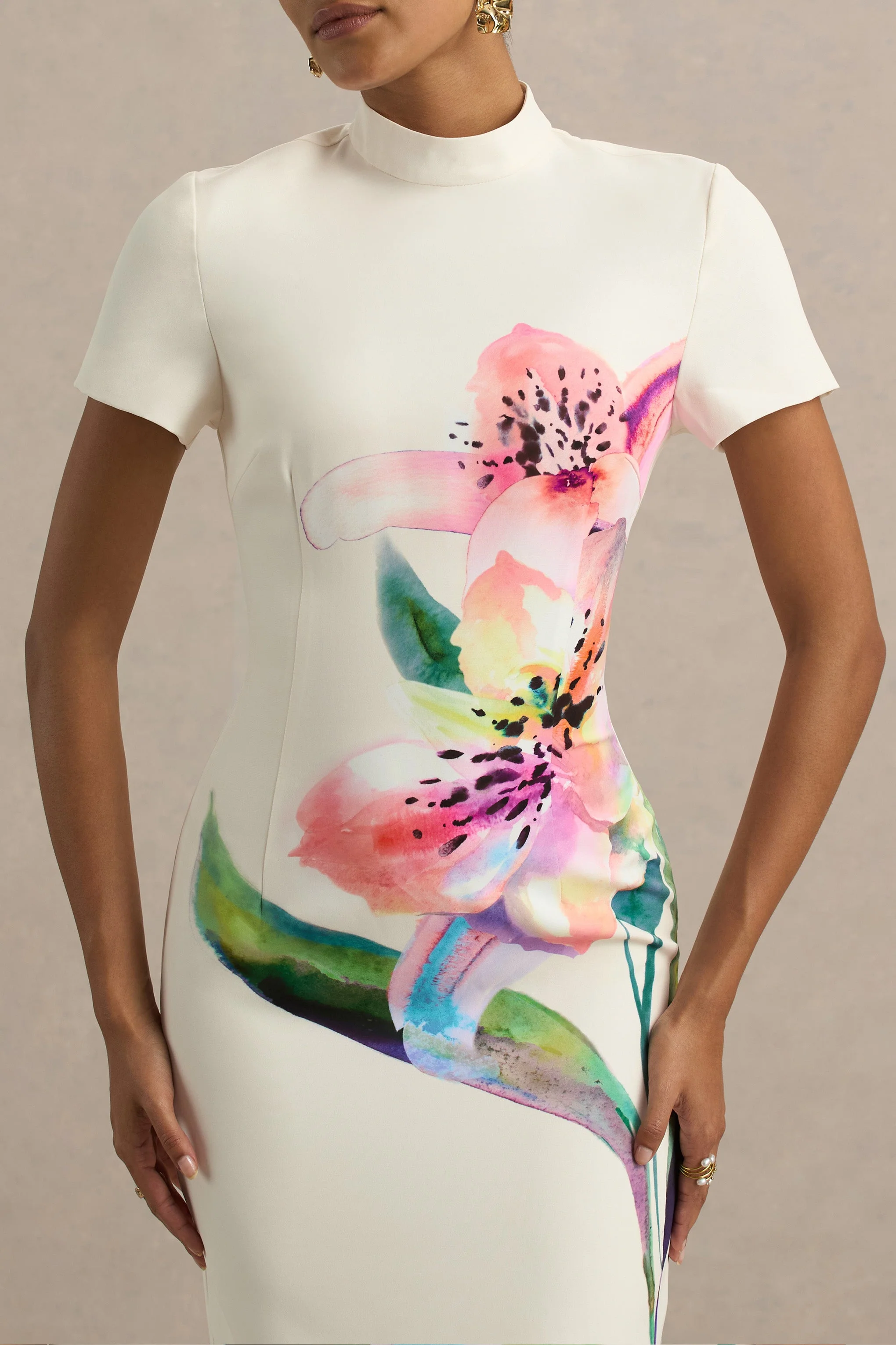 Hessie | Weißes Maxikleid mit hohem Kragen und Lilienprint - Image 5