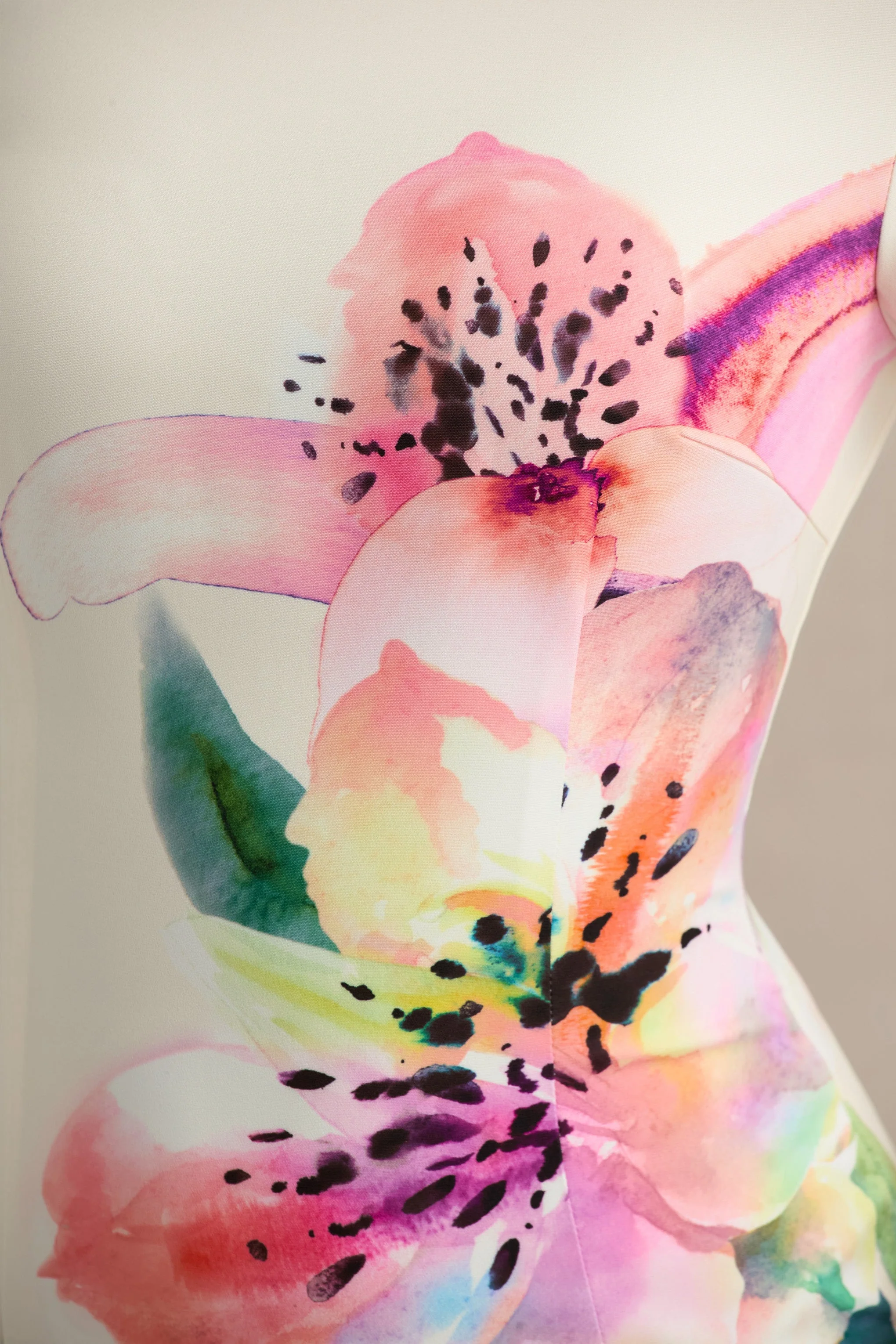 Hessie | Weißes Maxikleid mit hohem Kragen und Lilienprint - Image 6