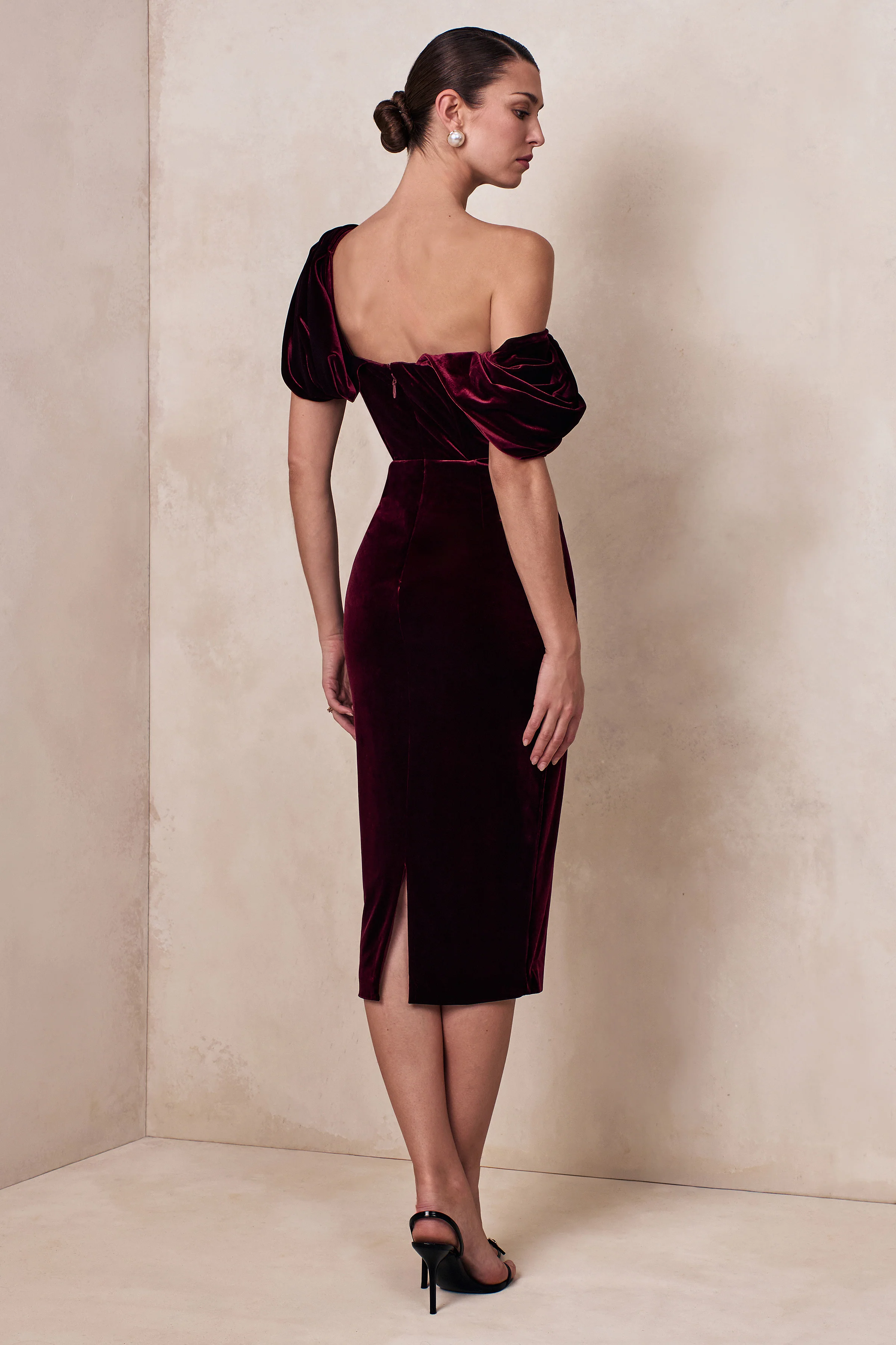 High End | Burgunderrotes Samt-Midikleid mit asymmetrischem Ausschnitt und Drapierungen - Image 2