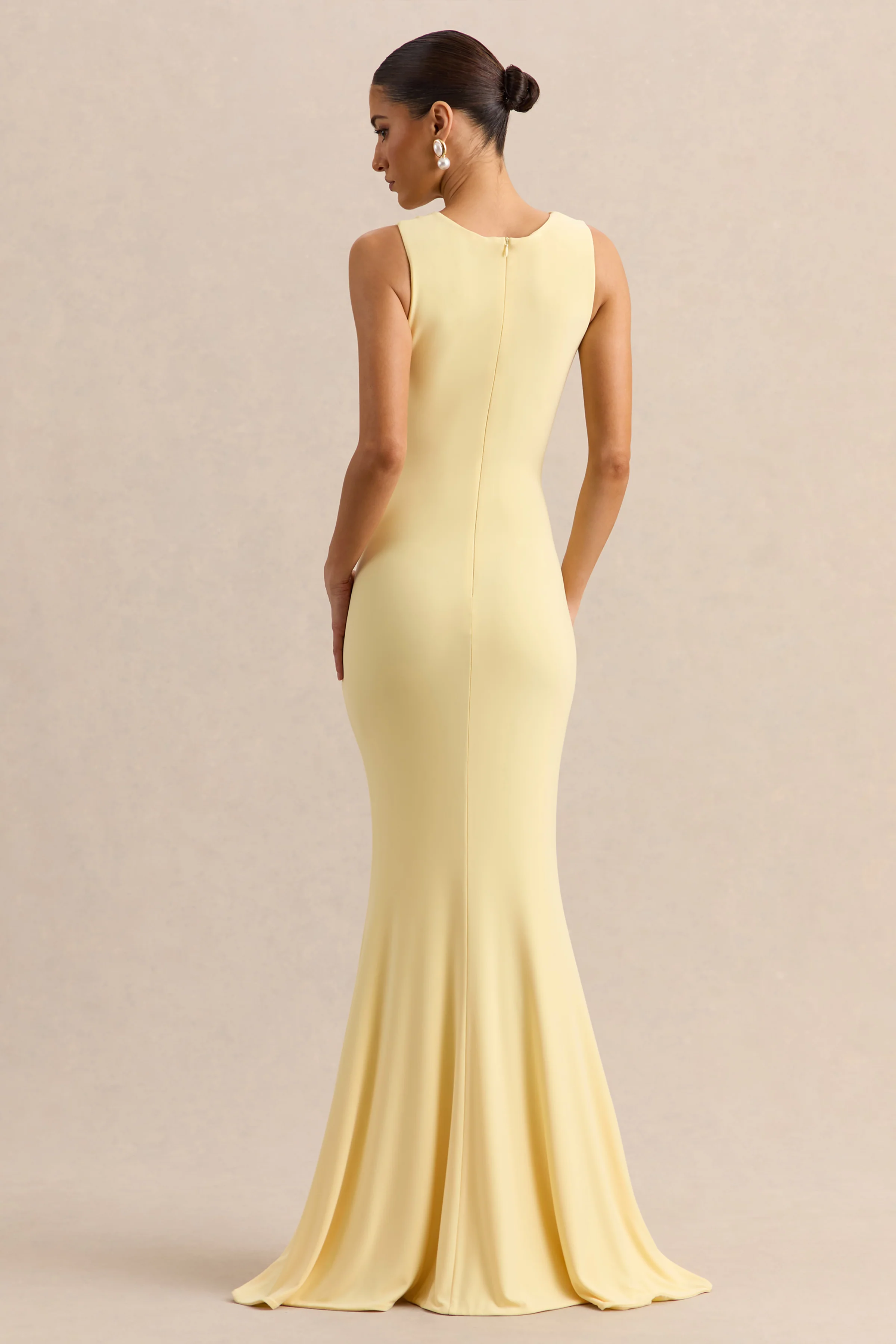 Holly | Zitronengelbes Maxikleid mit tiefem Ausschnitt und Twist-Detail - Image 2