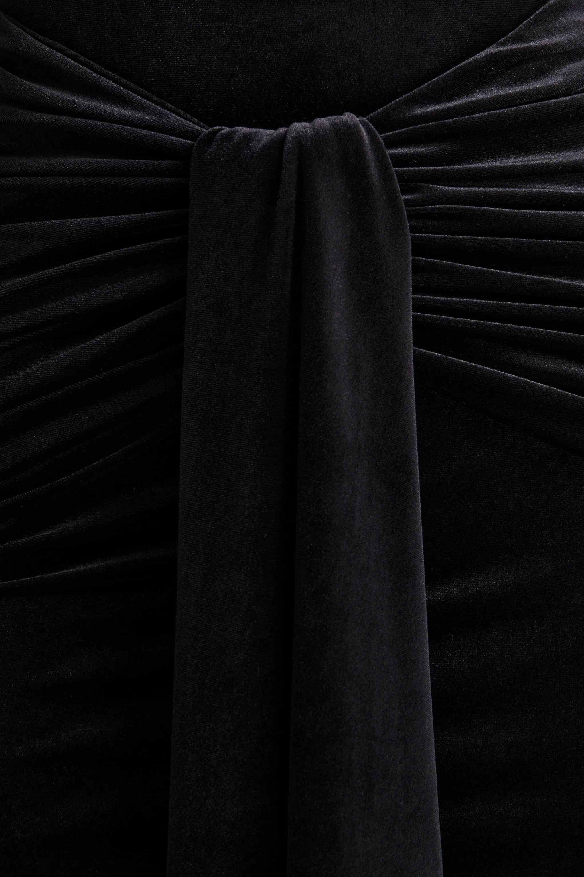 Idalina | Schwarzes Samt-Maxikleid mit hohem Ausschnitt und gerafften Details - Image 6