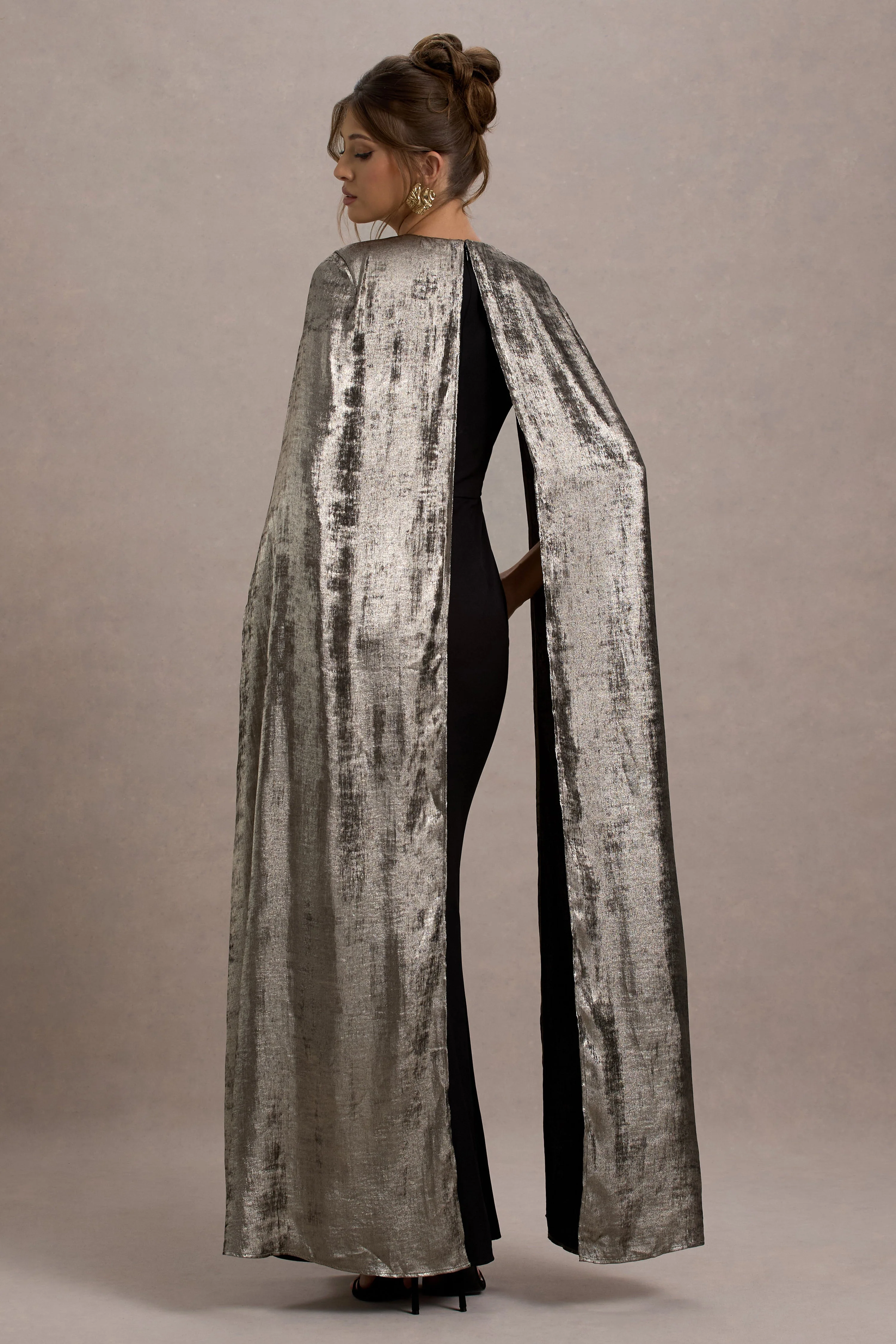 Ilenia | Schwarzes Maxikleid mit V-Ausschnitt und metallischem Cape - Image 2