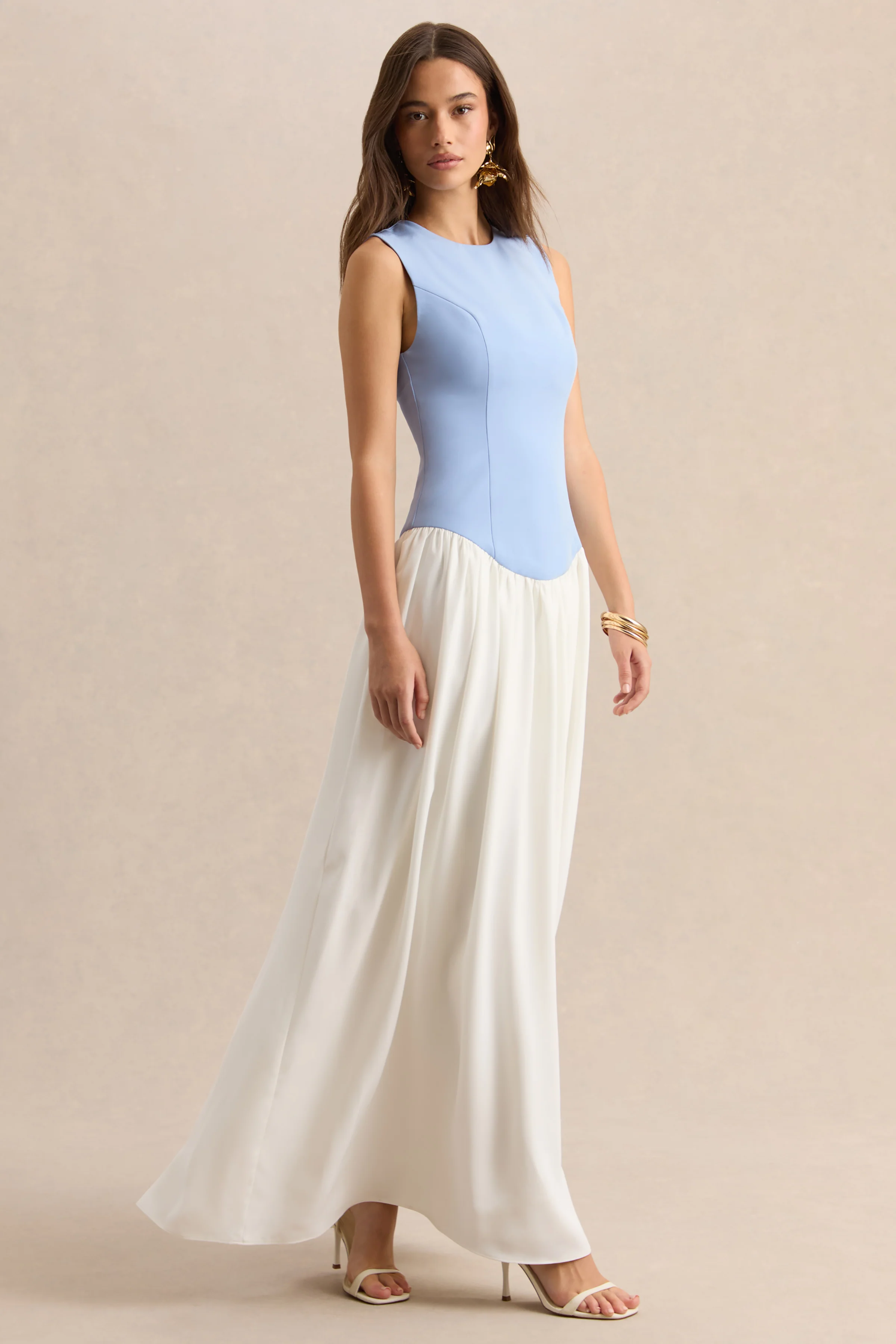 Iliana | Puderblau-weißes Maxikleid mit Rundhalsausschnitt, tiefer Taille und plissiertem Rock - Image 4