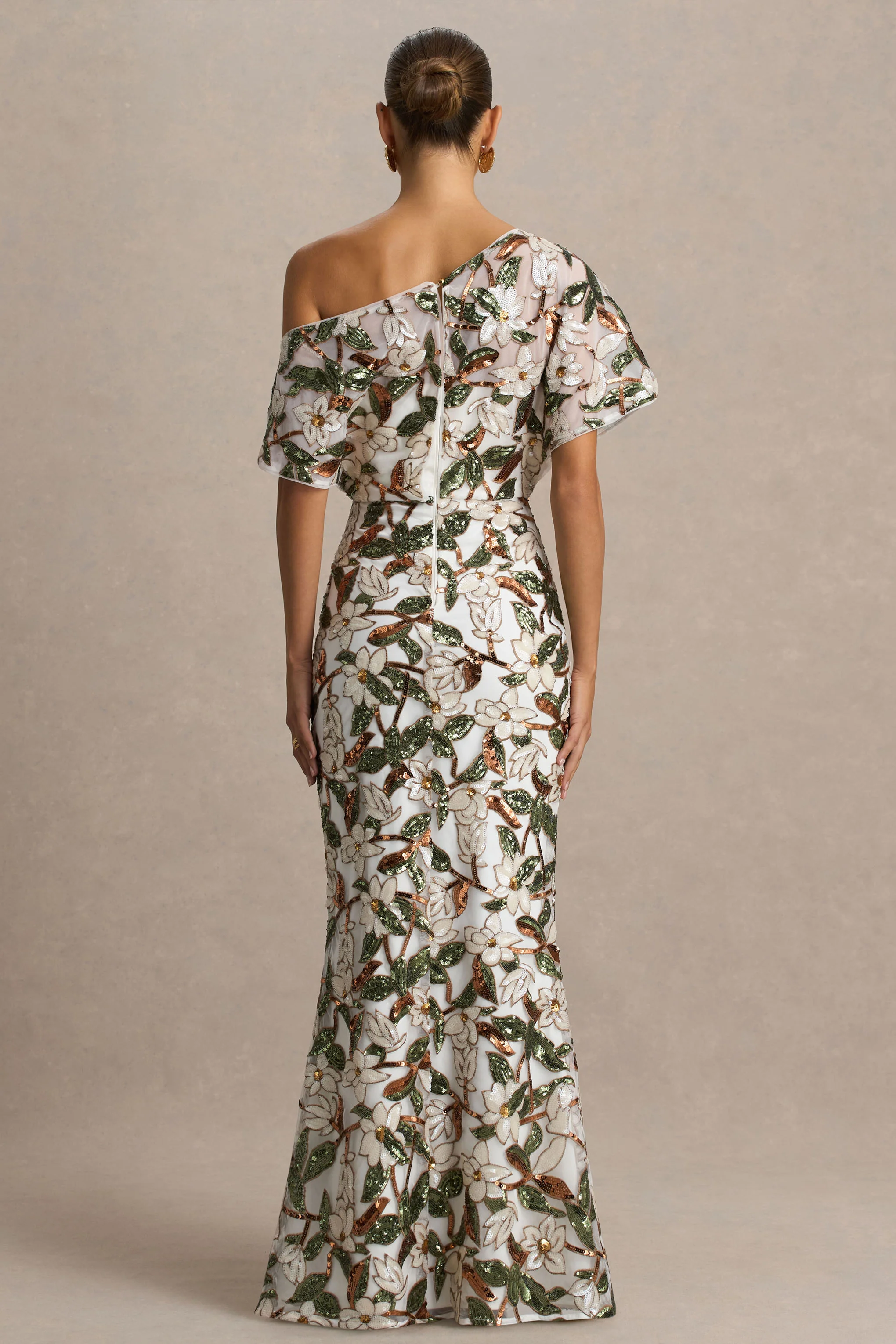 Iony | Weiß-grünes Mesh-Maxikleid mit asymmetrischem Ausschnitt und Paillettenverzierung - Image 5