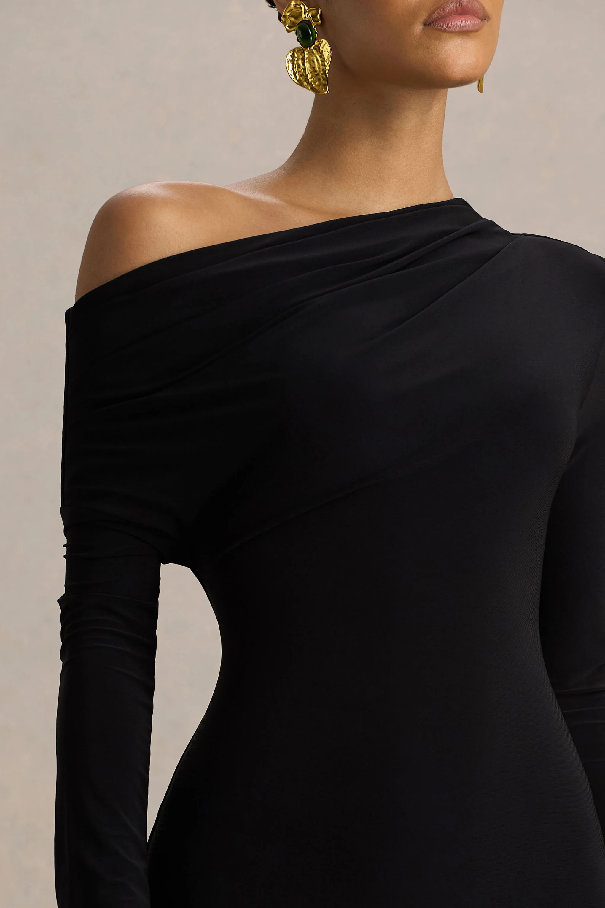 Isola | Schwarzes Midikleid mit asymmetrischem Ausschnitt und tiefer Taille - Image 3