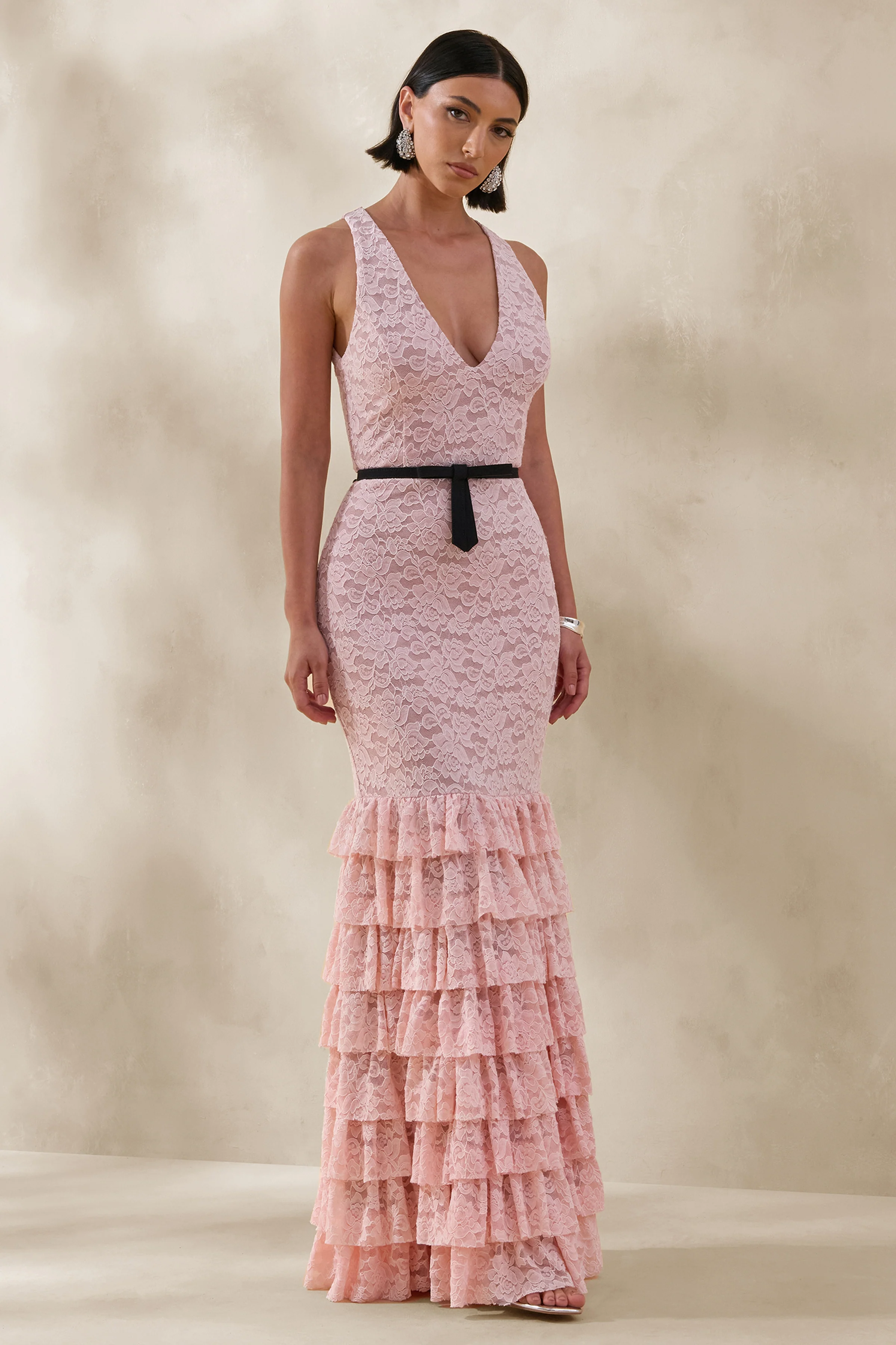 Isoria | Rosafarbenes und schwarzes Maxikleid aus Spitze mit Halter-Ausschnitt und Schleifengürtel-Detail - Image 5