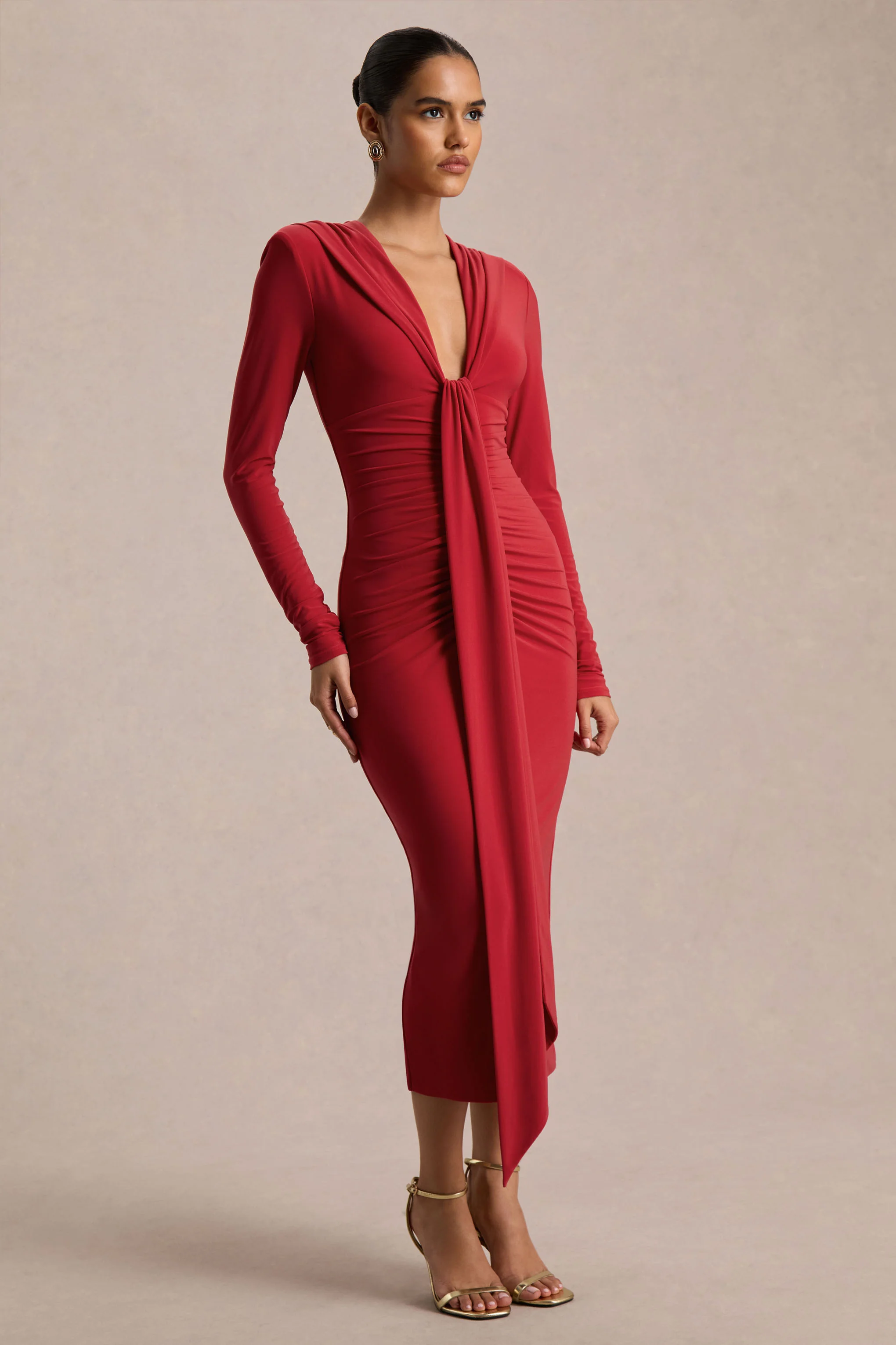 Ivara | Rotes Maxikleid mit tiefem Ausschnitt, Raffung und Bindegürtel - Image 4