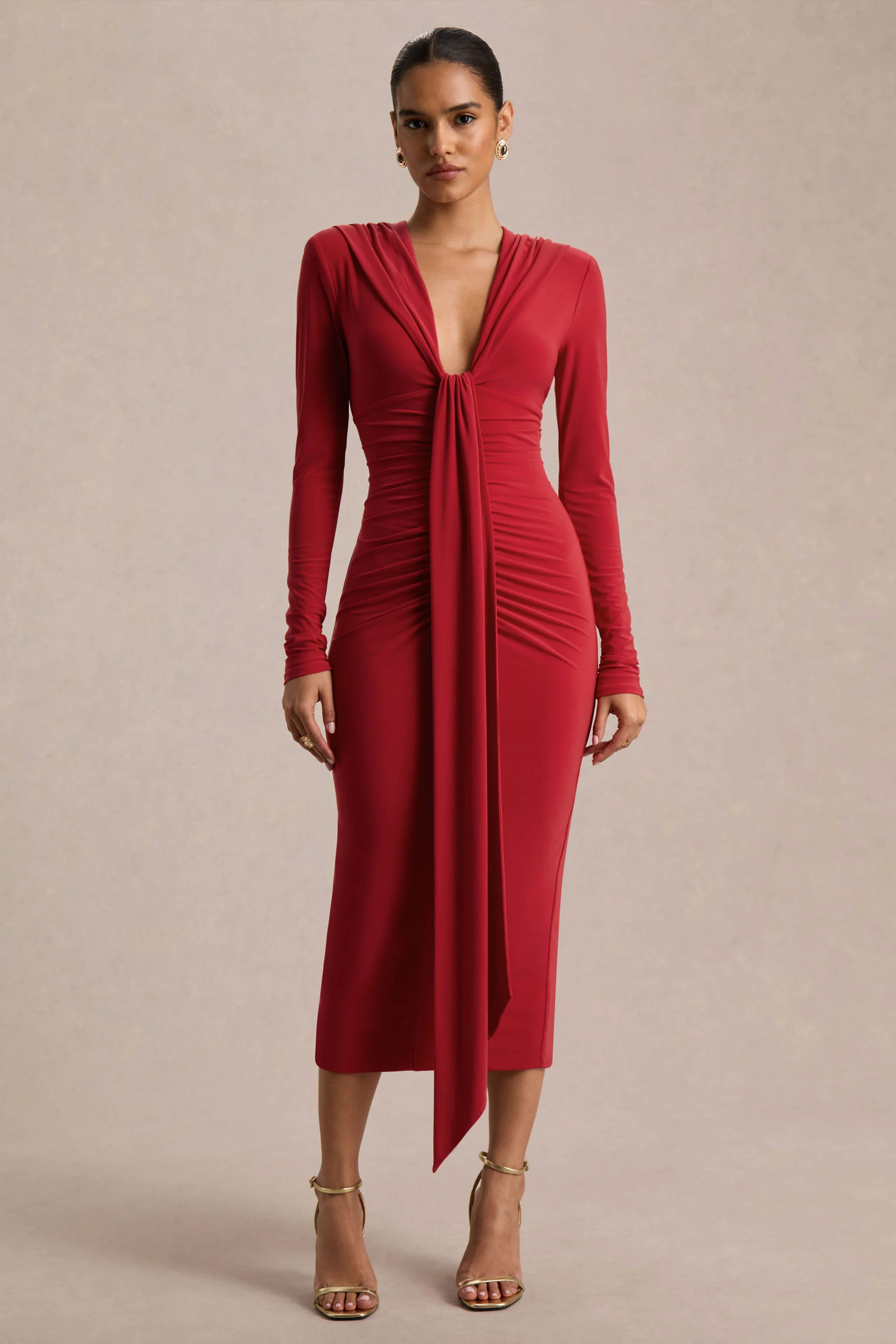 Ivara | Rotes Maxikleid mit tiefem Ausschnitt, Raffung und Bindegürtel - Image 5