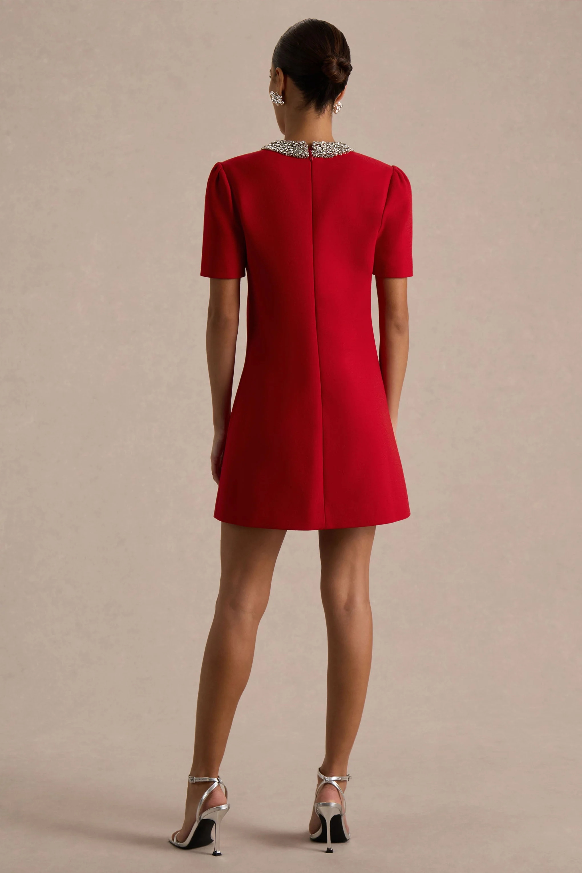 Jackie | Rotes Minikleid mit hohem, verziertem Ausschnitt - Image 2