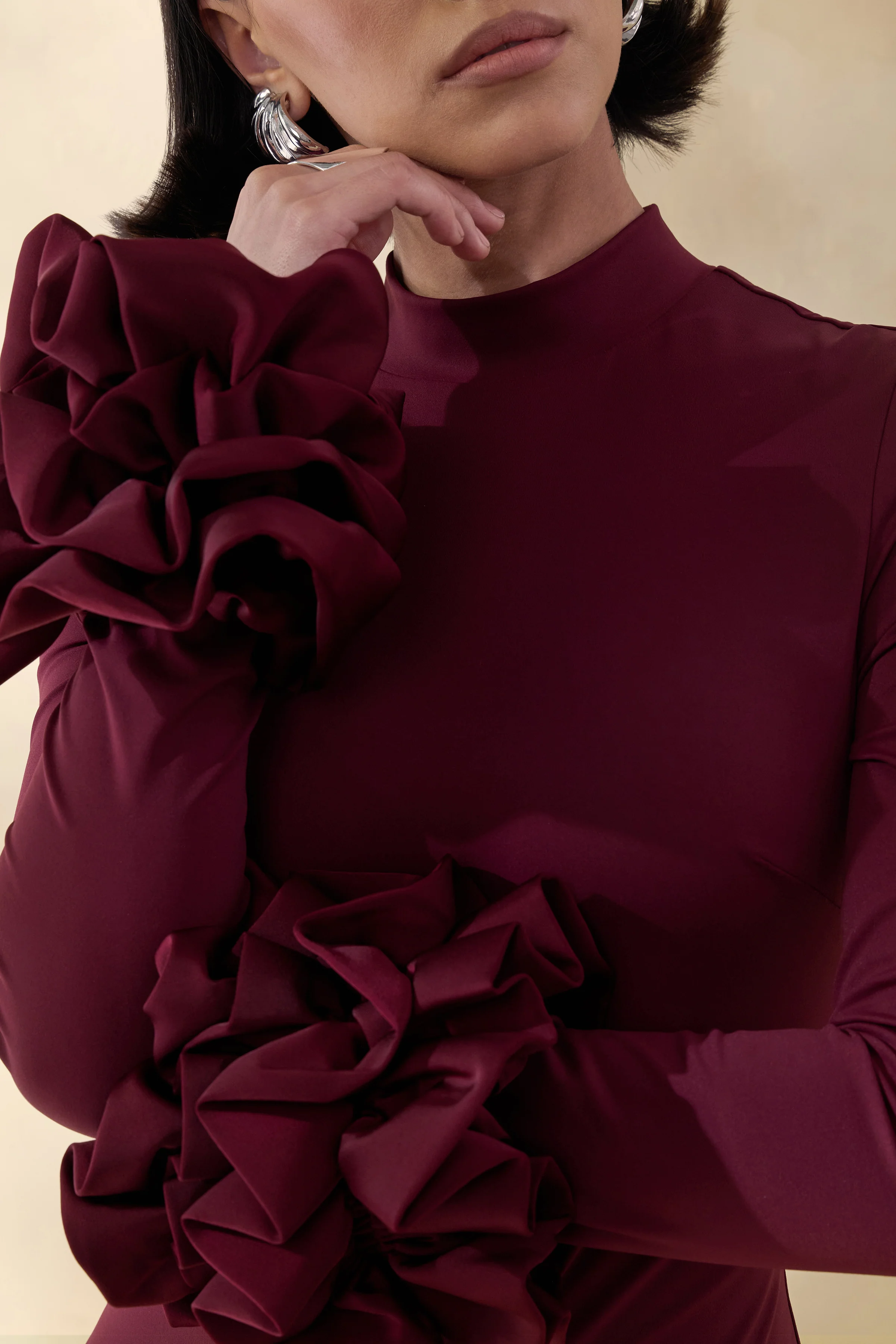 Jaselle | Dunkelpflaumenfarbenes Maxikleid mit hohem Ausschnitt und Satinmanschetten mit Rüschen - Image 4