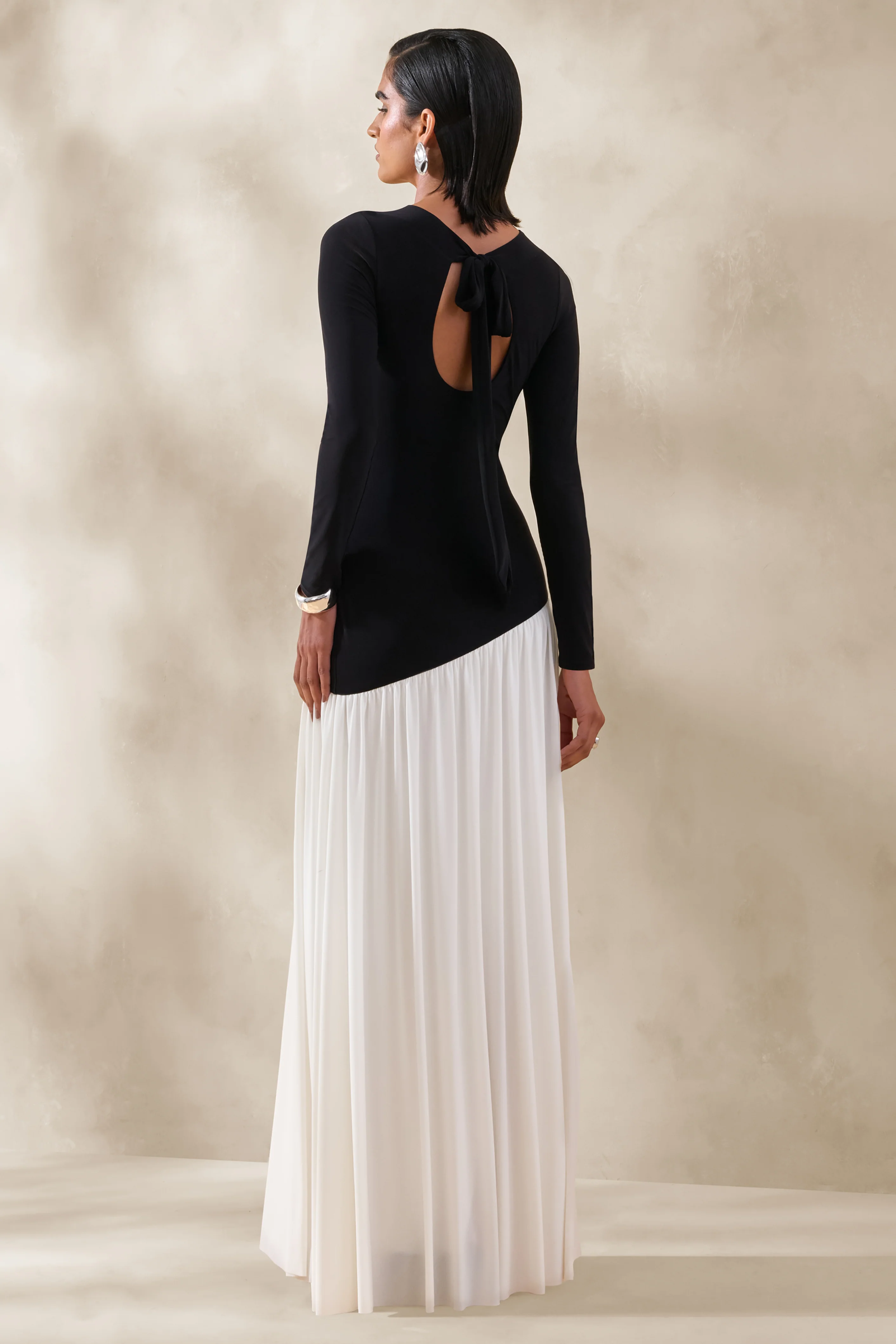 Jasira | Schwarz-weißes Maxikleid mit Rundhalsausschnitt und asymmetrisch angesetzter Taille - Image 2