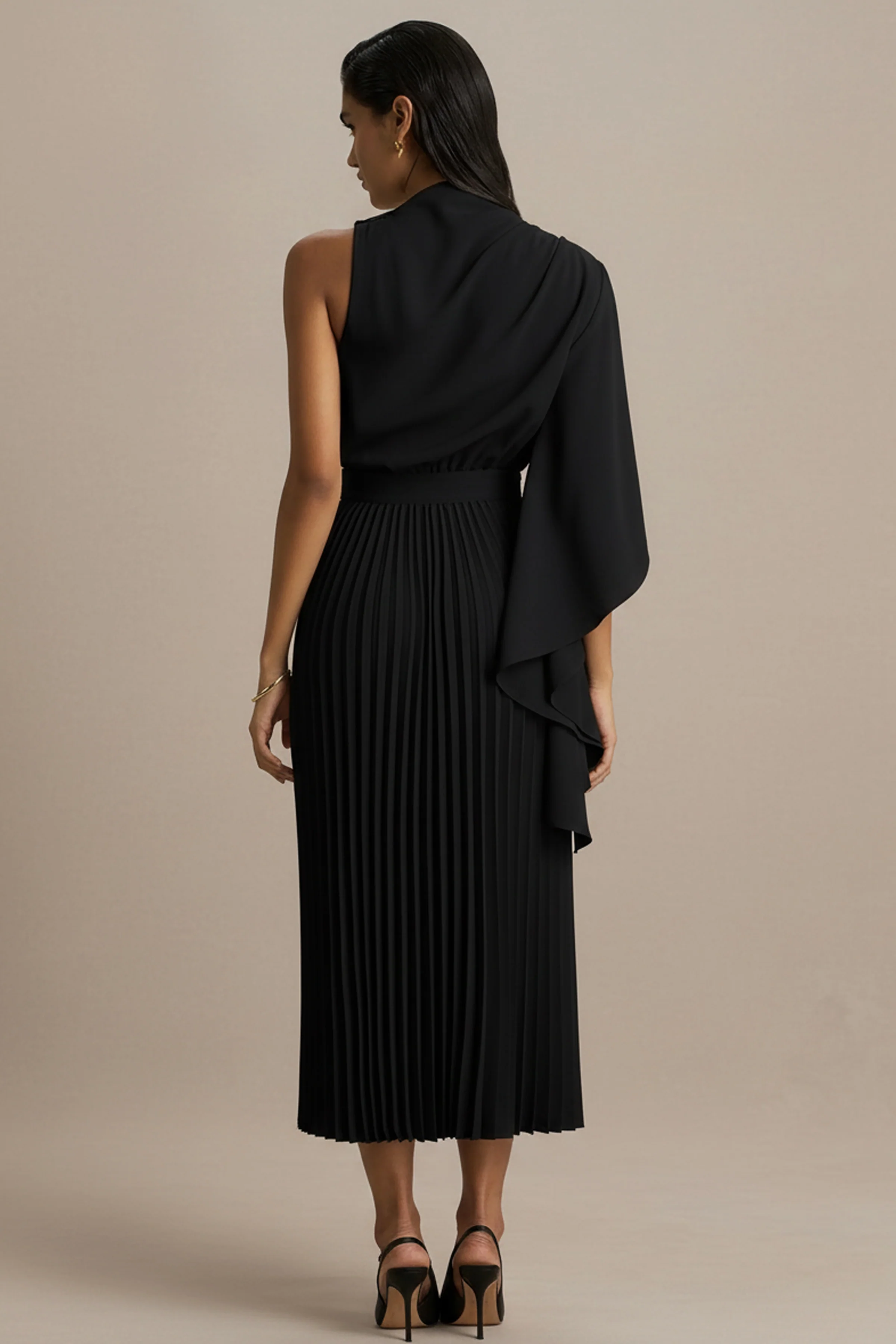 Jimena | Schwarzes Midikleid mit hohem Ausschnitt, langer Ärmelpartie und Plissee-Details - Image 2