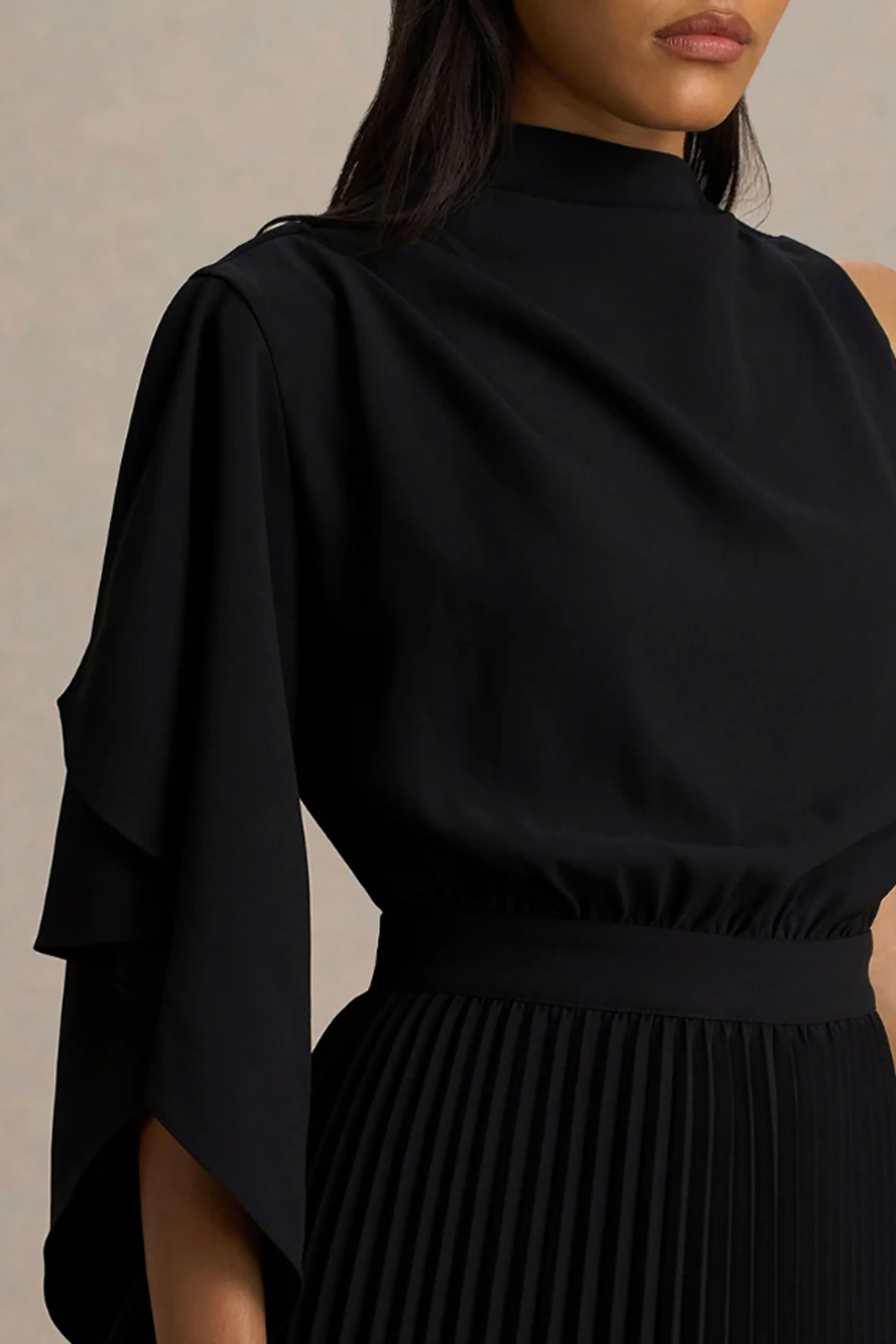 Jimena | Schwarzes Midikleid mit hohem Ausschnitt, langer Ärmelpartie und Plissee-Details - Image 3